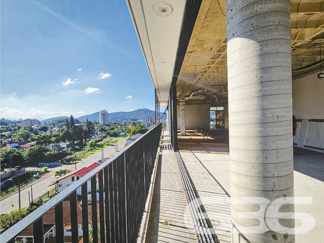 UM VERDADEIRO REFÚGIO URBANO NO CORAÇÃO DO BAIRRO AMÉRICA | ALTO PADRÃO - ESTUDA PERMUTA
Se você busca exclusividade, espaço, luz natural abundante e acabamento de alto padrão em um dos bairros mais nobres de Joinville, esta é a oportunidade ideal.
Este apartamento único, com 243,83m², está localizado no bairro América, em rua pavimentada e extremamente valorizada. O projeto arquitetônico contemporâneo e arrojado valoriza amplas aberturas envidraçadas, pé-direito generoso e integração total entre os ambientes sociais. Estuda permuta.
São 4 suítes bem distribuídas, sendo a suíte master com espaço generoso e banheiro de alto padrão com acabamentos modernos, iluminação embutida e ventilação natural. A área social impressiona com ambientes amplos e integrados entre estar, jantar e cozinha — tudo mobiliado com requinte, sofisticação e atenção a cada detalhe. O imóvel será entregue porteira fechada, pronto para você morar ou investir com tranquilidade.
A sacada gourmet é um verdadeiro convite ao lazer, com vista panorâmica, ventilação cruzada e integração com o espaço interno. Ideal para quem gosta de receber bem com conforto e estilo.
Estuda permuta! Proprietário avalia propostas por apartamento ou terreno em Joinville nos bairros Centro, Atiradores, Glória, América, Saguaçu, Costa e Silva, Santo Antônio, Bom Retiro, Floresta, Itaum, Guanabara, Anita Garibaldi e Bucarein.
Seu novo lar ou investimento está aqui, esperando sua assinatura. Agende uma visita com a 636 Negócios Imobiliários — excelência em mediação imobiliária há mais de 30 anos.
636 NEGÓCIOS IMOBILIÁRIOS: A SUA MELHOR ESCOLHA
Com mais de 30 anos de experiência, a 636 Negócios Imobiliários é sua parceira ideal para encontrar o imóvel perfeito. Estamos prontos para ajudá-lo a fazer deste imóvel o seu novo lar.
Telefone: (47) 3451-0636
WhatsApp: (47) 99190-0636
Não perca esta oportunidade única. Visite nosso site para mais informações: i636.com.br