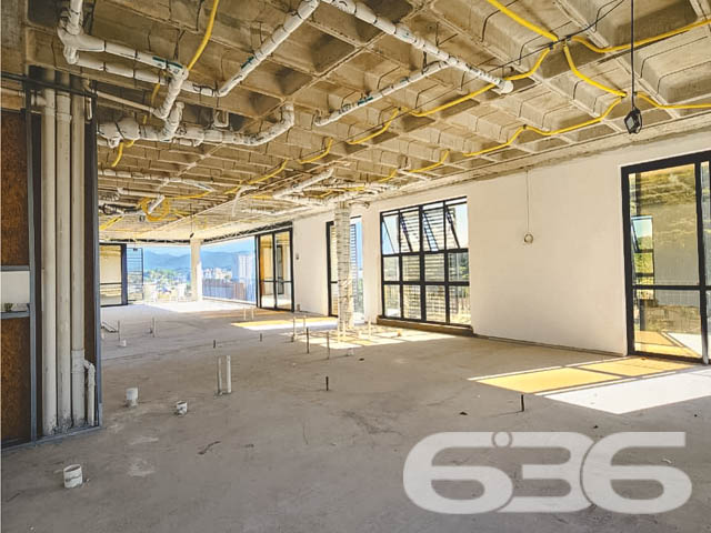 UM VERDADEIRO REFÚGIO URBANO NO CORAÇÃO DO BAIRRO AMÉRICA | ALTO PADRÃO - ESTUDA PERMUTA
Se você busca exclusividade, espaço, luz natural abundante e acabamento de alto padrão em um dos bairros mais nobres de Joinville, esta é a oportunidade ideal.
Este apartamento único, com 243,83m², está localizado no bairro América, em rua pavimentada e extremamente valorizada. O projeto arquitetônico contemporâneo e arrojado valoriza amplas aberturas envidraçadas, pé-direito generoso e integração total entre os ambientes sociais. Estuda permuta.
São 4 suítes bem distribuídas, sendo a suíte master com espaço generoso e banheiro de alto padrão com acabamentos modernos, iluminação embutida e ventilação natural. A área social impressiona com ambientes amplos e integrados entre estar, jantar e cozinha — tudo mobiliado com requinte, sofisticação e atenção a cada detalhe. O imóvel será entregue porteira fechada, pronto para você morar ou investir com tranquilidade.
A sacada gourmet é um verdadeiro convite ao lazer, com vista panorâmica, ventilação cruzada e integração com o espaço interno. Ideal para quem gosta de receber bem com conforto e estilo.
Estuda permuta! Proprietário avalia propostas por apartamento ou terreno em Joinville nos bairros Centro, Atiradores, Glória, América, Saguaçu, Costa e Silva, Santo Antônio, Bom Retiro, Floresta, Itaum, Guanabara, Anita Garibaldi e Bucarein.
Seu novo lar ou investimento está aqui, esperando sua assinatura. Agende uma visita com a 636 Negócios Imobiliários — excelência em mediação imobiliária há mais de 30 anos.
636 NEGÓCIOS IMOBILIÁRIOS: A SUA MELHOR ESCOLHA
Com mais de 30 anos de experiência, a 636 Negócios Imobiliários é sua parceira ideal para encontrar o imóvel perfeito. Estamos prontos para ajudá-lo a fazer deste imóvel o seu novo lar.
Telefone: (47) 3451-0636
WhatsApp: (47) 99190-0636
Não perca esta oportunidade única. Visite nosso site para mais informações: i636.com.br