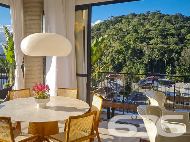 UM VERDADEIRO REFÚGIO URBANO NO CORAÇÃO DO BAIRRO AMÉRICA | ALTO PADRÃO - ESTUDA PERMUTA
Se você busca exclusividade, espaço, luz natural abundante e acabamento de alto padrão em um dos bairros mais nobres de Joinville, esta é a oportunidade ideal.
Este apartamento único, com 243,83m², está localizado no bairro América, em rua pavimentada e extremamente valorizada. O projeto arquitetônico contemporâneo e arrojado valoriza amplas aberturas envidraçadas, pé-direito generoso e integração total entre os ambientes sociais. Estuda permuta.
São 4 suítes bem distribuídas, sendo a suíte master com espaço generoso e banheiro de alto padrão com acabamentos modernos, iluminação embutida e ventilação natural. A área social impressiona com ambientes amplos e integrados entre estar, jantar e cozinha — tudo mobiliado com requinte, sofisticação e atenção a cada detalhe. O imóvel será entregue porteira fechada, pronto para você morar ou investir com tranquilidade.
A sacada gourmet é um verdadeiro convite ao lazer, com vista panorâmica, ventilação cruzada e integração com o espaço interno. Ideal para quem gosta de receber bem com conforto e estilo.
Estuda permuta! Proprietário avalia propostas por apartamento ou terreno em Joinville nos bairros Centro, Atiradores, Glória, América, Saguaçu, Costa e Silva, Santo Antônio, Bom Retiro, Floresta, Itaum, Guanabara, Anita Garibaldi e Bucarein.
Seu novo lar ou investimento está aqui, esperando sua assinatura. Agende uma visita com a 636 Negócios Imobiliários — excelência em mediação imobiliária há mais de 30 anos.
636 NEGÓCIOS IMOBILIÁRIOS: A SUA MELHOR ESCOLHA
Com mais de 30 anos de experiência, a 636 Negócios Imobiliários é sua parceira ideal para encontrar o imóvel perfeito. Estamos prontos para ajudá-lo a fazer deste imóvel o seu novo lar.
Telefone: (47) 3451-0636
WhatsApp: (47) 99190-0636
Não perca esta oportunidade única. Visite nosso site para mais informações: i636.com.br