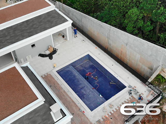 ALTO PADRÃO! APARTAMENTO MOBILIADO COM SUÍTE + QUARTO NO COSTA E SILVA - ESTUDA PERMUTA
Descubra o que é viver em um apartamento totalmente mobiliado e decorado com requinte no bairro Costa e Silva. Este imóvel oferece 1 suíte e mais 1 quarto, ambos com cama e armários, além de uma sala de estar e jantar completamente equipada. Com uma vaga de garagem e opção para uma segunda, você terá todo o espaço que precisa para uma vida confortável e segura.
DETALHES QUE FAZEM A DIFERENÇA:
O apartamento conta com rebaixo em gesso e iluminação diferenciada, criando um ambiente sofisticado e acolhedor. O piso laminado e o isolamento acústico garantem conforto em cada passo. A cozinha, completa com móveis e eletrodomésticos, se conecta a uma ampla sacada com churrasqueira, perfeita para momentos de lazer.
LOCALIZAÇÃO E INFRAESTRUTURA:
Localizado no bairro Costa e Silva, você estará próximo a todas as conveniências e comodidades que o bairro tem a oferecer. O empreendimento ainda conta com Salão de Festas, Espaço Gourmet, Sala de Jogos, Academia e Piscina, todas as áreas comuns equipadas e decoradas para seu total conforto.
ESCOLHA A 636 NEGÓCIOS IMOBILIÁRIOS:
Com mais de 30 anos de experiência no mercado imobiliário, a 636 Negócios Imobiliários é a escolha certa para uma transação segura e eficiente. Entre em contato conosco para mais informações e agende sua visita hoje mesmo.
Telefone: (47) 3451-0636
WhatsApp: (47) 99190-0636
