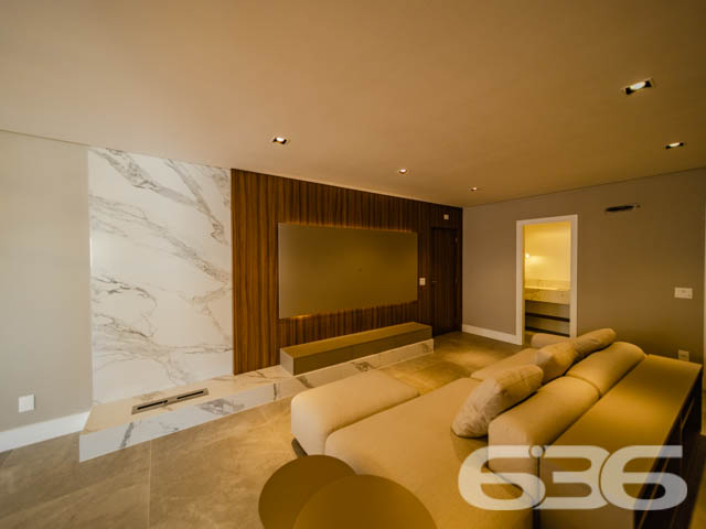 BAIRRO AMÉRICA: APARTAMENTO DE ALTO PADRÃO COM 3 SUÍTES!
Descubra a verdadeira definição de luxo neste apartamento de alto padrão no bairro América, com uma área privativa de 161m². Este imóvel exclusivo oferece 3 suítes, 5 banheiros, 2 vagas de garagem cobertas e uma série de amenidades de primeira classe, incluindo piscina, brinquedoteca, espaço fitness e salão de jogos.
CONFORTO E SOFISTICAÇÃO EM CADA DETALHE:
Este apartamento foi projetado para oferecer o máximo em conforto e estilo. Cada uma das 3 suítes é um santuário de paz, enquanto a sala de estar e a cozinha conjugada proporcionam um ambiente perfeito para entretenimento e relaxamento. O espaço fitness e a brinquedoteca são ideais para manter um estilo de vida saudável e ativo.
LOCALIZAÇÃO PRIVILEGIADA:
O bairro América é um dos mais desejados de Joinville, conhecido por sua infraestrutura completa e localização estratégica. Você estará cercado por todas as conveniências que precisa para um estilo de vida de alta qualidade.
A EXCELÊNCIA DA 636 NEGÓCIOS IMOBILIÁRIOS:
Com mais de 30 anos de experiência, a 636 Negócios Imobiliários é sua parceira confiável para uma transação imobiliária segura e eficiente.
Telefone: (47) 3451-0636
WhatsApp: (47) 99190-0636