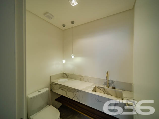 BAIRRO AMÉRICA: APARTAMENTO DE ALTO PADRÃO COM 3 SUÍTES!
Descubra a verdadeira definição de luxo neste apartamento de alto padrão no bairro América, com uma área privativa de 161m². Este imóvel exclusivo oferece 3 suítes, 5 banheiros, 2 vagas de garagem cobertas e uma série de amenidades de primeira classe, incluindo piscina, brinquedoteca, espaço fitness e salão de jogos.
CONFORTO E SOFISTICAÇÃO EM CADA DETALHE:
Este apartamento foi projetado para oferecer o máximo em conforto e estilo. Cada uma das 3 suítes é um santuário de paz, enquanto a sala de estar e a cozinha conjugada proporcionam um ambiente perfeito para entretenimento e relaxamento. O espaço fitness e a brinquedoteca são ideais para manter um estilo de vida saudável e ativo.
LOCALIZAÇÃO PRIVILEGIADA:
O bairro América é um dos mais desejados de Joinville, conhecido por sua infraestrutura completa e localização estratégica. Você estará cercado por todas as conveniências que precisa para um estilo de vida de alta qualidade.
A EXCELÊNCIA DA 636 NEGÓCIOS IMOBILIÁRIOS:
Com mais de 30 anos de experiência, a 636 Negócios Imobiliários é sua parceira confiável para uma transação imobiliária segura e eficiente.
Telefone: (47) 3451-0636
WhatsApp: (47) 99190-0636