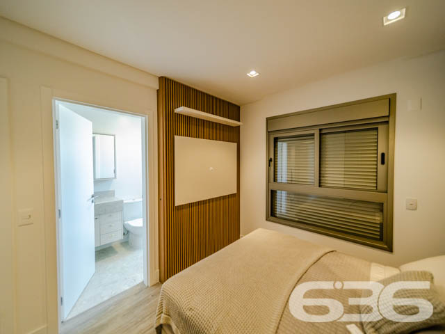 BAIRRO AMÉRICA: APARTAMENTO DE ALTO PADRÃO COM 3 SUÍTES!
Descubra a verdadeira definição de luxo neste apartamento de alto padrão no bairro América, com uma área privativa de 161m². Este imóvel exclusivo oferece 3 suítes, 5 banheiros, 2 vagas de garagem cobertas e uma série de amenidades de primeira classe, incluindo piscina, brinquedoteca, espaço fitness e salão de jogos.
CONFORTO E SOFISTICAÇÃO EM CADA DETALHE:
Este apartamento foi projetado para oferecer o máximo em conforto e estilo. Cada uma das 3 suítes é um santuário de paz, enquanto a sala de estar e a cozinha conjugada proporcionam um ambiente perfeito para entretenimento e relaxamento. O espaço fitness e a brinquedoteca são ideais para manter um estilo de vida saudável e ativo.
LOCALIZAÇÃO PRIVILEGIADA:
O bairro América é um dos mais desejados de Joinville, conhecido por sua infraestrutura completa e localização estratégica. Você estará cercado por todas as conveniências que precisa para um estilo de vida de alta qualidade.
A EXCELÊNCIA DA 636 NEGÓCIOS IMOBILIÁRIOS:
Com mais de 30 anos de experiência, a 636 Negócios Imobiliários é sua parceira confiável para uma transação imobiliária segura e eficiente.
Telefone: (47) 3451-0636
WhatsApp: (47) 99190-0636