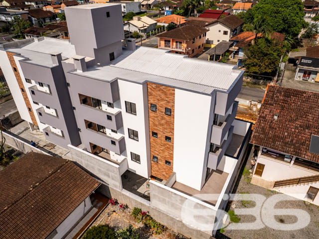 Descubra o prazer de viver bem em Joinville com a 636 Negócios Imobiliários! Apresentamos um apartamento, uma verdadeira joia rara em um dos bairros mais desejados da cidade, o Costa e Silva. Este imóvel encantador, reflete o ápice da arquitetura moderna combinado com a funcionalidade e o conforto que sua família merece.
Com uma área privativa de 88,88 m², o apartamento dispõe de espaços bem distribuídos e acabamentos de alta qualidade. A sala de estar e jantar, integradas, criam um ambiente acolhedor e perfeito para momentos em família, enquanto a cozinha gourmet se destaca como um convite ao prazer culinário, equipada para atender todas as suas necessidades.
O imóvel inclui um dormitório aconchegante e uma suíte luxuosa, prometendo noites de descanso inigualáveis. Além disso, conta com duas casas de banho completas, garantindo privacidade e conveniência. A sacada é um charme à parte, oferecendo uma vista serena para que você desfrute de momentos de relaxamento.
A área externa é um verdadeiro refúgio urbano. A churrasqueira privativa é ideal para receber amigos e celebrar a vida, enquanto as áreas de serviço foram cuidadosamente planejadas para otimizar seu dia a dia. A garagem coberta garante segurança e comodidade para seu veículo.
Localizado em uma rua pavimentada no bairro Costa e Silva, o apartamento está situado em um terreno de 507,94 m², com uma topografia plana e uma face leste que capta a luz natural perfeitamente, energizando todos os ambientes.
Este imóvel não é apenas um espaço para morar, mas um investimento em qualidade de vida. A 636 Negócios Imobiliários é reconhecida por sua excelência técnico-jurídica em mediação de negócios e possui mais de 30 anos de experiência no mercado imobiliário. Nosso compromisso é oferecer não apenas um imóvel, mas um lar onde cada detalhe é pensado para maximizar seu conforto e satisfação.
Venha conhecer seu novo lar em Joinville. Agende uma visita e deixe-se encantar por tudo que este apartamento tem a oferecer. Este é o momento de realizar seu sonho de uma vida plena e feliz. A 636 Negócios Imobiliários está aqui para tornar isso possível.
636 NEGÓCIOS IMOBILIÁRIOS: A SUA MELHOR ESCOLHA
Com mais de 30 anos de experiência, a 636 Negócios Imobiliários é sua parceira ideal para encontrar o imóvel perfeito. Estamos prontos para ajudá-lo a fazer deste imóvel o seu novo lar.
Telefone: (47) 3451-0636
WhatsApp: (47) 99190-0636
Não perca esta oportunidade única. Visite nosso site para mais informações: i636.com.br