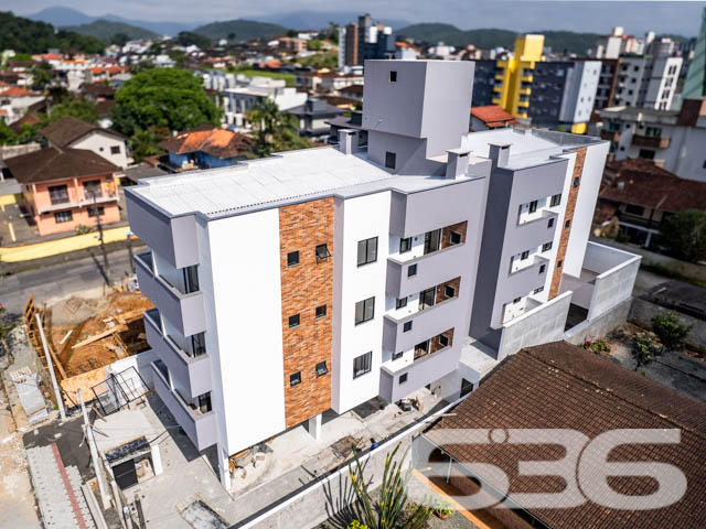 Descubra o prazer de viver bem em Joinville com a 636 Negócios Imobiliários! Apresentamos um apartamento, uma verdadeira joia rara em um dos bairros mais desejados da cidade, o Costa e Silva. Este imóvel encantador, reflete o ápice da arquitetura moderna combinado com a funcionalidade e o conforto que sua família merece.
Com uma área privativa de 88,88 m², o apartamento dispõe de espaços bem distribuídos e acabamentos de alta qualidade. A sala de estar e jantar, integradas, criam um ambiente acolhedor e perfeito para momentos em família, enquanto a cozinha gourmet se destaca como um convite ao prazer culinário, equipada para atender todas as suas necessidades.
O imóvel inclui um dormitório aconchegante e uma suíte luxuosa, prometendo noites de descanso inigualáveis. Além disso, conta com duas casas de banho completas, garantindo privacidade e conveniência. A sacada é um charme à parte, oferecendo uma vista serena para que você desfrute de momentos de relaxamento.
A área externa é um verdadeiro refúgio urbano. A churrasqueira privativa é ideal para receber amigos e celebrar a vida, enquanto as áreas de serviço foram cuidadosamente planejadas para otimizar seu dia a dia. A garagem coberta garante segurança e comodidade para seu veículo.
Localizado em uma rua pavimentada no bairro Costa e Silva, o apartamento está situado em um terreno de 507,94 m², com uma topografia plana e uma face leste que capta a luz natural perfeitamente, energizando todos os ambientes.
Este imóvel não é apenas um espaço para morar, mas um investimento em qualidade de vida. A 636 Negócios Imobiliários é reconhecida por sua excelência técnico-jurídica em mediação de negócios e possui mais de 30 anos de experiência no mercado imobiliário. Nosso compromisso é oferecer não apenas um imóvel, mas um lar onde cada detalhe é pensado para maximizar seu conforto e satisfação.
Venha conhecer seu novo lar em Joinville. Agende uma visita e deixe-se encantar por tudo que este apartamento tem a oferecer. Este é o momento de realizar seu sonho de uma vida plena e feliz. A 636 Negócios Imobiliários está aqui para tornar isso possível.
636 NEGÓCIOS IMOBILIÁRIOS: A SUA MELHOR ESCOLHA
Com mais de 30 anos de experiência, a 636 Negócios Imobiliários é sua parceira ideal para encontrar o imóvel perfeito. Estamos prontos para ajudá-lo a fazer deste imóvel o seu novo lar.
Telefone: (47) 3451-0636
WhatsApp: (47) 99190-0636
Não perca esta oportunidade única. Visite nosso site para mais informações: i636.com.br