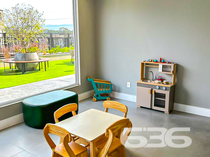 LINDO APARTAMENTO COM SUÍTE + 2 QUARTOS NO BAIRRO GLÓRIA

Este há de ser um ótimo imóvel, o qual, contando com 115m² de área total e 74m² privativos, apresenta em seu layout 1 suíte, 2 dormitórios, sacada com churrasqueira, home office, sala, copa e cozinha conjugadas, banheiro e 2 vagas de garagem coberta.

Em suas áreas comuns, será possível usufruir de piscina aquecida por energia solar, quadra poliesportiva, playground, academia, salão de festas, quiosque, espaço pet, 2 elevadores por torre e elevador panorâmico com acesso pela Rua Quinze de Novembro. Do mesmo modo, há de ter estrutura equipada com monitoramento privado e portão eletrônico.

O imóvel se beneficiará da proximidade de restaurantes, lanchonetes, transporte público, supermercados, escolas e estabelecimentos comerciais em geral.

Ficou interessado? O que você está esperando!? Entre já em contato com a 636 e agende sua visita para conhecer pessoalmente este imóvel!

Consulte um de nossos corretores e saiba mais:
Telefone| 47 3451-0636
WhatsApp| 47 99190-0636

Imobiliária 636.