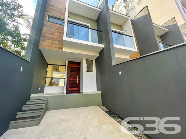 Imóvel à venda no bairro Santo Antônio, Joinville/SC – Conforto, modernidade e excelente localização!

Se você busca um sobrado geminado com design moderno, excelente acabamento e localização privilegiada, esta é a oportunidade ideal! Localizado no coração do bairro Santo Antônio, em rua pavimentada e com acesso facilitado a todas as comodidades da região, este imóvel combina funcionalidade, segurança e um ótimo aproveitamento de espaço.

Com 86,44 m² de área, a residência possui fachada contemporânea com detalhes em madeira e vidro, que agregam sofisticação à arquitetura. A planta inteligente distribui-se em dois pavimentos: no térreo, ampla sala integrada à copa e cozinha, lavabo, lavanderia com área de serviço e acesso ao quintal frontal. 

No andar superior, você encontra duas suítes confortáveis, sendo uma delas com sacada voltada para a rua – perfeita para momentos de relaxamento e contemplação. 

O imóvel conta com garagem, portão eletrônico, muros altos e total privacidade. É pet friendly e ideal para quem valoriza segurança e praticidade.

Com localização estratégica, está próximo a escolas, hospitais, shopping center, transporte público e demais serviços essenciais.

Agende agora sua visita com a 636 Negócios Imobiliários e surpreenda-se com o seu novo lar. Porque mais do que vender imóveis, entregamos qualidade de vida!
 
636 NEGÓCIOS IMOBILIÁRIOS: A SUA MELHOR ESCOLHA
Com mais de 30 anos de experiência, a 636 Negócios Imobiliários é sua parceira ideal para encontrar o imóvel perfeito. Estamos prontos para ajudá-lo a fazer deste imóvel o seu novo lar.
 
Telefone: (47) 3451-0636
WhatsApp: (47) 99190-0636
 
Não perca esta oportunidade única. Visite nosso site para mais informações: i636.com.br