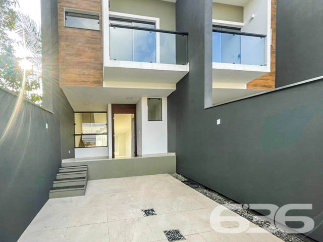 Imóvel à venda no bairro Santo Antônio, Joinville/SC – Conforto, modernidade e excelente localização!

Se você busca um sobrado geminado com design moderno, excelente acabamento e localização privilegiada, esta é a oportunidade ideal! Localizado no coração do bairro Santo Antônio, em rua pavimentada e com acesso facilitado a todas as comodidades da região, este imóvel combina funcionalidade, segurança e um ótimo aproveitamento de espaço.

Com 86,44 m² de área, a residência possui fachada contemporânea com detalhes em madeira e vidro, que agregam sofisticação à arquitetura. A planta inteligente distribui-se em dois pavimentos: no térreo, ampla sala integrada à copa e cozinha, lavabo, lavanderia com área de serviço e acesso ao quintal frontal. 

No andar superior, você encontra duas suítes confortáveis, sendo uma delas com sacada voltada para a rua – perfeita para momentos de relaxamento e contemplação. 

O imóvel conta com garagem, portão eletrônico, muros altos e total privacidade. É pet friendly e ideal para quem valoriza segurança e praticidade.

Com localização estratégica, está próximo a escolas, hospitais, shopping center, transporte público e demais serviços essenciais.

Agende agora sua visita com a 636 Negócios Imobiliários e surpreenda-se com o seu novo lar. Porque mais do que vender imóveis, entregamos qualidade de vida!
 
636 NEGÓCIOS IMOBILIÁRIOS: A SUA MELHOR ESCOLHA
Com mais de 30 anos de experiência, a 636 Negócios Imobiliários é sua parceira ideal para encontrar o imóvel perfeito. Estamos prontos para ajudá-lo a fazer deste imóvel o seu novo lar.
 
Telefone: (47) 3451-0636
WhatsApp: (47) 99190-0636
 
Não perca esta oportunidade única. Visite nosso site para mais informações: i636.com.br