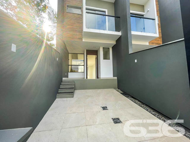 Imóvel à venda no bairro Santo Antônio, Joinville/SC – Conforto, modernidade e excelente localização!

Se você busca um sobrado geminado com design moderno, excelente acabamento e localização privilegiada, esta é a oportunidade ideal! Localizado no coração do bairro Santo Antônio, em rua pavimentada e com acesso facilitado a todas as comodidades da região, este imóvel combina funcionalidade, segurança e um ótimo aproveitamento de espaço.

Com 86,44 m² de área, a residência possui fachada contemporânea com detalhes em madeira e vidro, que agregam sofisticação à arquitetura. A planta inteligente distribui-se em dois pavimentos: no térreo, ampla sala integrada à copa e cozinha, lavabo, lavanderia com área de serviço e acesso ao quintal frontal. 

No andar superior, você encontra duas suítes confortáveis, sendo uma delas com sacada voltada para a rua – perfeita para momentos de relaxamento e contemplação. 

O imóvel conta com garagem, portão eletrônico, muros altos e total privacidade. É pet friendly e ideal para quem valoriza segurança e praticidade.

Com localização estratégica, está próximo a escolas, hospitais, shopping center, transporte público e demais serviços essenciais.

Agende agora sua visita com a 636 Negócios Imobiliários e surpreenda-se com o seu novo lar. Porque mais do que vender imóveis, entregamos qualidade de vida!
 
636 NEGÓCIOS IMOBILIÁRIOS: A SUA MELHOR ESCOLHA
Com mais de 30 anos de experiência, a 636 Negócios Imobiliários é sua parceira ideal para encontrar o imóvel perfeito. Estamos prontos para ajudá-lo a fazer deste imóvel o seu novo lar.
 
Telefone: (47) 3451-0636
WhatsApp: (47) 99190-0636
 
Não perca esta oportunidade única. Visite nosso site para mais informações: i636.com.br