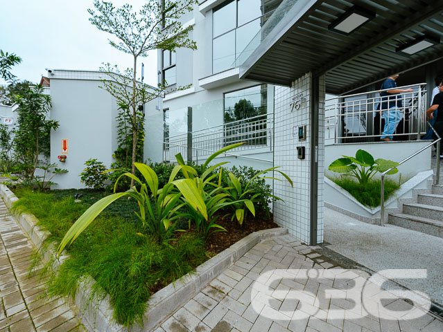 ÓTIMO APARTAMENTO COM 3 SUÍTES, NO BAIRRO ATIRADORES, EM JOINVILLE
São 204m² de área total e 152m² de área privativa de um novíssimo apartamento localizado no 2° andar do Edifício Calgary, o empreendimento contará com ótima edificação e acabamentos modernos, proporcionando maior bem-estar a toda sua família.
O apartamento possui uma planta excelente, sendo 3 suítes, sala de estar e jantar com churrasqueira a carvão, lavabo, cozinha, 3 banheiros, lavanderia com banheiro, área técnica e 02 vagas de garagem, sendo 01 com espaço home box; com 3ª vaga de garagem opcional a partir de R$55.000,00. Local equipado com portão eletrônico e interfone.
No edifício haverá hall de entrada, salão de festas e home office decorados e mobiliados, sala fitness equipada, piscina, mini quadra e playground. Além de contar com Infraestrutura para split e água quente; Medições de água, luz e gás individuais.
Localizado na rua Euzébio de Queirós, no bairro Atiradores, uma região que une segurança, qualidade de vida e bem-estar. Assim pode ser definido o bairro Atiradores, localizado pertinho da região central de Joinville. O local é perfeito para quem busca alto padrão de vida e acesso a comodidades perto de casa.
Viva com exclusividade sem deixar de lado seu bem-estar. O imóvel está sendo feito para você que gosta de desfrutar as mais diversas opções de lazer e de entretenimento todos os dias no aconchego do seu lar ou bem próximo a ele.
PREVISÃO DE ENTREGA
Dezembro de 2022.
FORMA DE PAGAMENTO(*)
Forma de pagamento á combinar;
Parcelamento com a construtora, Financiamento
Bancário e/ou FGTS.
Consulte um de nossos corretores e saiba mais sobre esse vantajoso e belo apê, quem sabe não seja o seu novo lar.
Fale conosco:
Telefone: 47 3451-0636
WhatsApp: 47 99190-0636
Imobiliária 636.