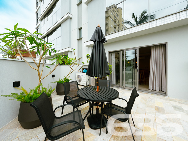 ÓTIMO APARTAMENTO COM 3 SUÍTES, NO BAIRRO ATIRADORES, EM JOINVILLE
São 204m² de área total e 152m² de área privativa de um novíssimo apartamento localizado no 2° andar do Edifício Calgary, o empreendimento contará com ótima edificação e acabamentos modernos, proporcionando maior bem-estar a toda sua família.
O apartamento possui uma planta excelente, sendo 3 suítes, sala de estar e jantar com churrasqueira a carvão, lavabo, cozinha, 3 banheiros, lavanderia com banheiro, área técnica e 02 vagas de garagem, sendo 01 com espaço home box; com 3ª vaga de garagem opcional a partir de R$55.000,00. Local equipado com portão eletrônico e interfone.
No edifício haverá hall de entrada, salão de festas e home office decorados e mobiliados, sala fitness equipada, piscina, mini quadra e playground. Além de contar com Infraestrutura para split e água quente; Medições de água, luz e gás individuais.
Localizado na rua Euzébio de Queirós, no bairro Atiradores, uma região que une segurança, qualidade de vida e bem-estar. Assim pode ser definido o bairro Atiradores, localizado pertinho da região central de Joinville. O local é perfeito para quem busca alto padrão de vida e acesso a comodidades perto de casa.
Viva com exclusividade sem deixar de lado seu bem-estar. O imóvel está sendo feito para você que gosta de desfrutar as mais diversas opções de lazer e de entretenimento todos os dias no aconchego do seu lar ou bem próximo a ele.
PREVISÃO DE ENTREGA
Dezembro de 2022.
FORMA DE PAGAMENTO(*)
Forma de pagamento á combinar;
Parcelamento com a construtora, Financiamento
Bancário e/ou FGTS.
Consulte um de nossos corretores e saiba mais sobre esse vantajoso e belo apê, quem sabe não seja o seu novo lar.
Fale conosco:
Telefone: 47 3451-0636
WhatsApp: 47 99190-0636
Imobiliária 636.