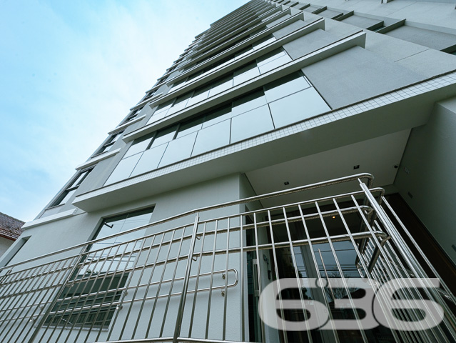 ÓTIMO APARTAMENTO COM 3 SUÍTES, NO BAIRRO ATIRADORES, EM JOINVILLE
São 204m² de área total e 152m² de área privativa de um novíssimo apartamento localizado no 2° andar do Edifício Calgary, o empreendimento contará com ótima edificação e acabamentos modernos, proporcionando maior bem-estar a toda sua família.
O apartamento possui uma planta excelente, sendo 3 suítes, sala de estar e jantar com churrasqueira a carvão, lavabo, cozinha, 3 banheiros, lavanderia com banheiro, área técnica e 02 vagas de garagem, sendo 01 com espaço home box; com 3ª vaga de garagem opcional a partir de R$55.000,00. Local equipado com portão eletrônico e interfone.
No edifício haverá hall de entrada, salão de festas e home office decorados e mobiliados, sala fitness equipada, piscina, mini quadra e playground. Além de contar com Infraestrutura para split e água quente; Medições de água, luz e gás individuais.
Localizado na rua Euzébio de Queirós, no bairro Atiradores, uma região que une segurança, qualidade de vida e bem-estar. Assim pode ser definido o bairro Atiradores, localizado pertinho da região central de Joinville. O local é perfeito para quem busca alto padrão de vida e acesso a comodidades perto de casa.
Viva com exclusividade sem deixar de lado seu bem-estar. O imóvel está sendo feito para você que gosta de desfrutar as mais diversas opções de lazer e de entretenimento todos os dias no aconchego do seu lar ou bem próximo a ele.
PREVISÃO DE ENTREGA
Dezembro de 2022.
FORMA DE PAGAMENTO(*)
Forma de pagamento á combinar;
Parcelamento com a construtora, Financiamento
Bancário e/ou FGTS.
Consulte um de nossos corretores e saiba mais sobre esse vantajoso e belo apê, quem sabe não seja o seu novo lar.
Fale conosco:
Telefone: 47 3451-0636
WhatsApp: 47 99190-0636
Imobiliária 636.