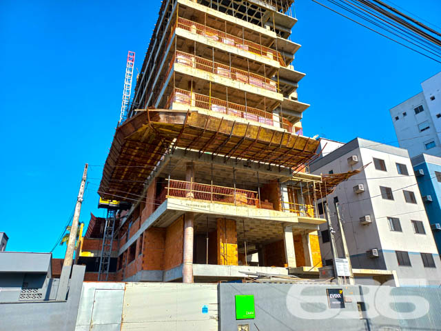 APARTAMENTO COM 3 SUÍTES, NO BAIRRO AMÉRICA, EM JOINVILLE
Serão 168 m² de área total e 141 m² de área privativa de um belíssimo apartamento de ótimo padrão de construção e excelentes acabamentos. O apartamento será finamente decorado, com requinte e bom gosto, proporcionando uma atmosfera exuberante no ambiente.
Composto de cômodos amplos e confortáveis, sendo 3 suítes, sala de estar, cozinha, ampla sacada com churrasqueira, área de serviço, lavabo e 3 banheiros.
Viva com exclusividade sem deixar de lado seu bem-estar. O imóvel está sendo feito para você que gosta de desfrutar as mais diversas opções de lazer e de entretenimento todos os dias no aconchego do seu lar ou bem próximo a ele.
O condomínio contará com ampla área de lazer com piscina, salão de festas decorado e equipado, espaço de convivência na cobertura, espaço pet, sala home office e muito mais.
Empreendimento terá ainda diferenciais que encantam, como fachada moderna com jardim, hall de entrada decorado, portaria eletrônica, elevador e 2 vagas de garagem cobertas.
Em localização privilegiada do bairro América, zona nobre da cidade, com fácil acesso aos bairros da região, próximo de mercados, escolas, farmácias e outros serviços de grande utilidade, há cerca de 5 minutos do centro da cidade.
Consulte um de nossos corretores e saiba mais sobre esse maravilhoso apartamento, quem sabe não seja o seu novo lar.
Esperamos por você!
Fale conosco:
IMOBILIÁRIA 636
Telefone: (47) 3451-0636
WhatsApp: (47) 99190-0636