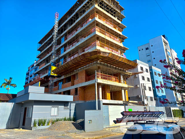 APARTAMENTO COM 3 SUÍTES, NO BAIRRO AMÉRICA, EM JOINVILLE
Serão 168 m² de área total e 141 m² de área privativa de um belíssimo apartamento de ótimo padrão de construção e excelentes acabamentos. O apartamento será finamente decorado, com requinte e bom gosto, proporcionando uma atmosfera exuberante no ambiente.
Composto de cômodos amplos e confortáveis, sendo 3 suítes, sala de estar, cozinha, ampla sacada com churrasqueira, área de serviço, lavabo e 3 banheiros.
Viva com exclusividade sem deixar de lado seu bem-estar. O imóvel está sendo feito para você que gosta de desfrutar as mais diversas opções de lazer e de entretenimento todos os dias no aconchego do seu lar ou bem próximo a ele.
O condomínio contará com ampla área de lazer com piscina, salão de festas decorado e equipado, espaço de convivência na cobertura, espaço pet, sala home office e muito mais.
Empreendimento terá ainda diferenciais que encantam, como fachada moderna com jardim, hall de entrada decorado, portaria eletrônica, elevador e 2 vagas de garagem cobertas.
Em localização privilegiada do bairro América, zona nobre da cidade, com fácil acesso aos bairros da região, próximo de mercados, escolas, farmácias e outros serviços de grande utilidade, há cerca de 5 minutos do centro da cidade.
Consulte um de nossos corretores e saiba mais sobre esse maravilhoso apartamento, quem sabe não seja o seu novo lar.
Esperamos por você!
Fale conosco:
IMOBILIÁRIA 636
Telefone: (47) 3451-0636
WhatsApp: (47) 99190-0636