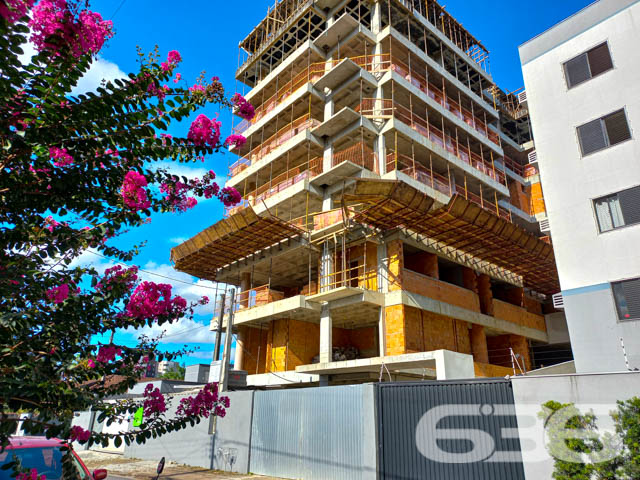 APARTAMENTO COM 3 SUÍTES, NO BAIRRO AMÉRICA, EM JOINVILLE
Serão 168 m² de área total e 141 m² de área privativa de um belíssimo apartamento de ótimo padrão de construção e excelentes acabamentos. O apartamento será finamente decorado, com requinte e bom gosto, proporcionando uma atmosfera exuberante no ambiente.
Composto de cômodos amplos e confortáveis, sendo 3 suítes, sala de estar, cozinha, ampla sacada com churrasqueira, área de serviço, lavabo e 3 banheiros.
Viva com exclusividade sem deixar de lado seu bem-estar. O imóvel está sendo feito para você que gosta de desfrutar as mais diversas opções de lazer e de entretenimento todos os dias no aconchego do seu lar ou bem próximo a ele.
O condomínio contará com ampla área de lazer com piscina, salão de festas decorado e equipado, espaço de convivência na cobertura, espaço pet, sala home office e muito mais.
Empreendimento terá ainda diferenciais que encantam, como fachada moderna com jardim, hall de entrada decorado, portaria eletrônica, elevador e 2 vagas de garagem cobertas.
Em localização privilegiada do bairro América, zona nobre da cidade, com fácil acesso aos bairros da região, próximo de mercados, escolas, farmácias e outros serviços de grande utilidade, há cerca de 5 minutos do centro da cidade.
Consulte um de nossos corretores e saiba mais sobre esse maravilhoso apartamento, quem sabe não seja o seu novo lar.
Esperamos por você!
Fale conosco:
IMOBILIÁRIA 636
Telefone: (47) 3451-0636
WhatsApp: (47) 99190-0636