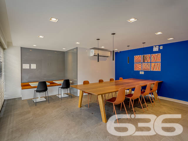 Apartamento alto padrão à venda no Anita Garibaldi em Joinville/SC – Moderno, funcional e com lazer completo!
Apresentamos um apartamento novo, com 113,81 m² privativos, projetado para quem valoriza conforto, estilo e qualidade de vida. Localizado em um dos bairros mais desejados de Joinville, o Anita Garibaldi, esse imóvel combina sofisticação, funcionalidade e uma infraestrutura completa de lazer.
O apartamento conta com uma planta bem distribuída, com ambientes integrados e acabamento impecável. São 2 dormitórios bem planejados, sendo 1 suíte, além de um banheiro social, sala de estar e jantar, cozinha e copa integradas, sacada com churrasqueira e uma decoração que une elegância e aconchego. O projeto de interiores explora tons neutros, revestimentos nobres e iluminação planejada, ideal para quem busca morar bem ou investir com segurança.
Mais que um lar, esse empreendimento é um conceito de bem-estar. Além disso, é 100% pet friendly, com soluções como ducha higiênica na sacada, portinholas e itens opcionais para seu pet.
Agende uma visita com a equipe da 636 Negócios Imobiliários e encante-se com cada detalhe. Aqui, experiência, segurança jurídica e dedicação constroem grandes conquistas.
636 NEGÓCIOS IMOBILIÁRIOS: A SUA MELHOR ESCOLHA
Com mais de 30 anos de experiência, a 636 Negócios Imobiliários é sua parceira ideal para encontrar o imóvel perfeito. Estamos prontos para ajudá-lo a fazer deste imóvel o seu novo lar.
Telefone: (47) 3451-0636
WhatsApp: (47) 99190-0636
Não perca esta oportunidade única. Visite nosso site para mais informações: i636.com.br