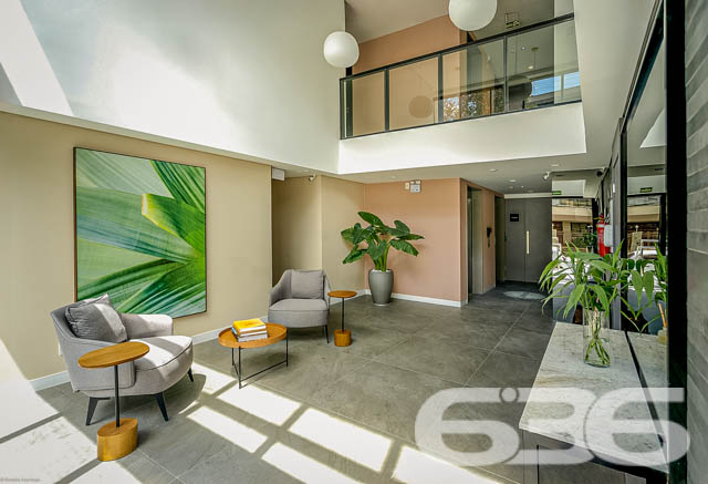 Apartamento alto padrão à venda no Anita Garibaldi em Joinville/SC – Moderno, funcional e com lazer completo!
Apresentamos um apartamento novo, com 113,81 m² privativos, projetado para quem valoriza conforto, estilo e qualidade de vida. Localizado em um dos bairros mais desejados de Joinville, o Anita Garibaldi, esse imóvel combina sofisticação, funcionalidade e uma infraestrutura completa de lazer.
O apartamento conta com uma planta bem distribuída, com ambientes integrados e acabamento impecável. São 2 dormitórios bem planejados, sendo 1 suíte, além de um banheiro social, sala de estar e jantar, cozinha e copa integradas, sacada com churrasqueira e uma decoração que une elegância e aconchego. O projeto de interiores explora tons neutros, revestimentos nobres e iluminação planejada, ideal para quem busca morar bem ou investir com segurança.
Mais que um lar, esse empreendimento é um conceito de bem-estar. Além disso, é 100% pet friendly, com soluções como ducha higiênica na sacada, portinholas e itens opcionais para seu pet.
Agende uma visita com a equipe da 636 Negócios Imobiliários e encante-se com cada detalhe. Aqui, experiência, segurança jurídica e dedicação constroem grandes conquistas.
636 NEGÓCIOS IMOBILIÁRIOS: A SUA MELHOR ESCOLHA
Com mais de 30 anos de experiência, a 636 Negócios Imobiliários é sua parceira ideal para encontrar o imóvel perfeito. Estamos prontos para ajudá-lo a fazer deste imóvel o seu novo lar.
Telefone: (47) 3451-0636
WhatsApp: (47) 99190-0636
Não perca esta oportunidade única. Visite nosso site para mais informações: i636.com.br
