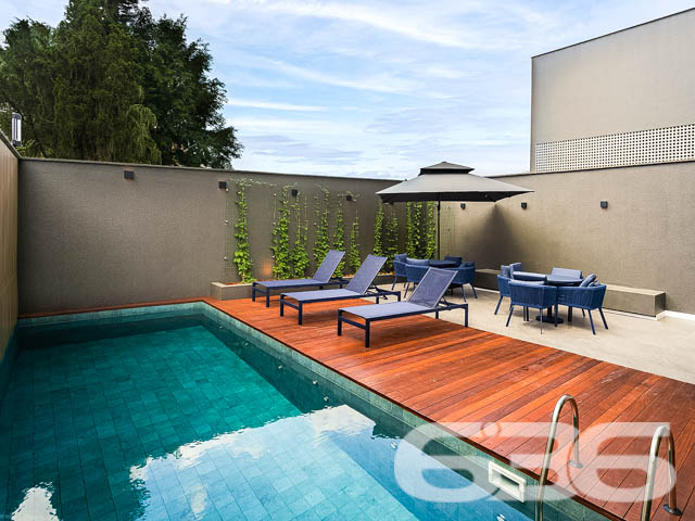 Apartamento alto padrão à venda no Anita Garibaldi em Joinville/SC – Moderno, funcional e com lazer completo!
Apresentamos um apartamento novo, com 113,81 m² privativos, projetado para quem valoriza conforto, estilo e qualidade de vida. Localizado em um dos bairros mais desejados de Joinville, o Anita Garibaldi, esse imóvel combina sofisticação, funcionalidade e uma infraestrutura completa de lazer.
O apartamento conta com uma planta bem distribuída, com ambientes integrados e acabamento impecável. São 2 dormitórios bem planejados, sendo 1 suíte, além de um banheiro social, sala de estar e jantar, cozinha e copa integradas, sacada com churrasqueira e uma decoração que une elegância e aconchego. O projeto de interiores explora tons neutros, revestimentos nobres e iluminação planejada, ideal para quem busca morar bem ou investir com segurança.
Mais que um lar, esse empreendimento é um conceito de bem-estar. Além disso, é 100% pet friendly, com soluções como ducha higiênica na sacada, portinholas e itens opcionais para seu pet.
Agende uma visita com a equipe da 636 Negócios Imobiliários e encante-se com cada detalhe. Aqui, experiência, segurança jurídica e dedicação constroem grandes conquistas.
636 NEGÓCIOS IMOBILIÁRIOS: A SUA MELHOR ESCOLHA
Com mais de 30 anos de experiência, a 636 Negócios Imobiliários é sua parceira ideal para encontrar o imóvel perfeito. Estamos prontos para ajudá-lo a fazer deste imóvel o seu novo lar.
Telefone: (47) 3451-0636
WhatsApp: (47) 99190-0636
Não perca esta oportunidade única. Visite nosso site para mais informações: i636.com.br