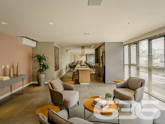 Apartamento alto padrão à venda no Anita Garibaldi em Joinville/SC – Moderno, funcional e com lazer completo!
Apresentamos um apartamento novo, com 113,81 m² privativos, projetado para quem valoriza conforto, estilo e qualidade de vida. Localizado em um dos bairros mais desejados de Joinville, o Anita Garibaldi, esse imóvel combina sofisticação, funcionalidade e uma infraestrutura completa de lazer.
O apartamento conta com uma planta bem distribuída, com ambientes integrados e acabamento impecável. São 2 dormitórios bem planejados, sendo 1 suíte, além de um banheiro social, sala de estar e jantar, cozinha e copa integradas, sacada com churrasqueira e uma decoração que une elegância e aconchego. O projeto de interiores explora tons neutros, revestimentos nobres e iluminação planejada, ideal para quem busca morar bem ou investir com segurança.
Mais que um lar, esse empreendimento é um conceito de bem-estar. Além disso, é 100% pet friendly, com soluções como ducha higiênica na sacada, portinholas e itens opcionais para seu pet.
Agende uma visita com a equipe da 636 Negócios Imobiliários e encante-se com cada detalhe. Aqui, experiência, segurança jurídica e dedicação constroem grandes conquistas.
636 NEGÓCIOS IMOBILIÁRIOS: A SUA MELHOR ESCOLHA
Com mais de 30 anos de experiência, a 636 Negócios Imobiliários é sua parceira ideal para encontrar o imóvel perfeito. Estamos prontos para ajudá-lo a fazer deste imóvel o seu novo lar.
Telefone: (47) 3451-0636
WhatsApp: (47) 99190-0636
Não perca esta oportunidade única. Visite nosso site para mais informações: i636.com.br