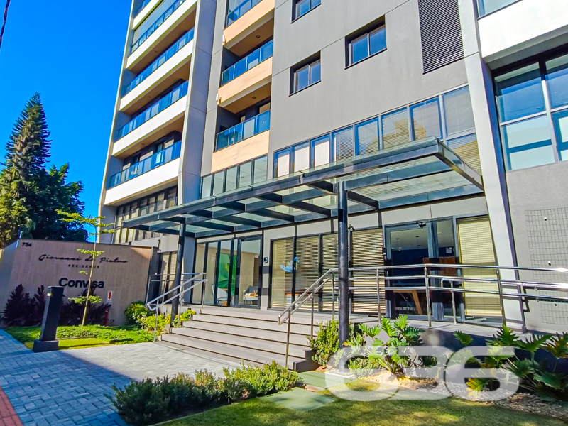 Apartamento alto padrão à venda no Anita Garibaldi em Joinville/SC – Moderno, funcional e com lazer completo!
Apresentamos um apartamento novo, com 113,81 m² privativos, projetado para quem valoriza conforto, estilo e qualidade de vida. Localizado em um dos bairros mais desejados de Joinville, o Anita Garibaldi, esse imóvel combina sofisticação, funcionalidade e uma infraestrutura completa de lazer.
O apartamento conta com uma planta bem distribuída, com ambientes integrados e acabamento impecável. São 2 dormitórios bem planejados, sendo 1 suíte, além de um banheiro social, sala de estar e jantar, cozinha e copa integradas, sacada com churrasqueira e uma decoração que une elegância e aconchego. O projeto de interiores explora tons neutros, revestimentos nobres e iluminação planejada, ideal para quem busca morar bem ou investir com segurança.
Mais que um lar, esse empreendimento é um conceito de bem-estar. Além disso, é 100% pet friendly, com soluções como ducha higiênica na sacada, portinholas e itens opcionais para seu pet.
Agende uma visita com a equipe da 636 Negócios Imobiliários e encante-se com cada detalhe. Aqui, experiência, segurança jurídica e dedicação constroem grandes conquistas.
636 NEGÓCIOS IMOBILIÁRIOS: A SUA MELHOR ESCOLHA
Com mais de 30 anos de experiência, a 636 Negócios Imobiliários é sua parceira ideal para encontrar o imóvel perfeito. Estamos prontos para ajudá-lo a fazer deste imóvel o seu novo lar.
Telefone: (47) 3451-0636
WhatsApp: (47) 99190-0636
Não perca esta oportunidade única. Visite nosso site para mais informações: i636.com.br