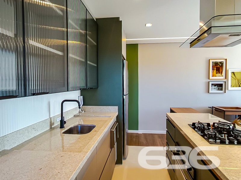 Apartamento alto padrão à venda no Anita Garibaldi em Joinville/SC – Moderno, funcional e com lazer completo!
Apresentamos um apartamento novo, com 113,81 m² privativos, projetado para quem valoriza conforto, estilo e qualidade de vida. Localizado em um dos bairros mais desejados de Joinville, o Anita Garibaldi, esse imóvel combina sofisticação, funcionalidade e uma infraestrutura completa de lazer.
O apartamento conta com uma planta bem distribuída, com ambientes integrados e acabamento impecável. São 2 dormitórios bem planejados, sendo 1 suíte, além de um banheiro social, sala de estar e jantar, cozinha e copa integradas, sacada com churrasqueira e uma decoração que une elegância e aconchego. O projeto de interiores explora tons neutros, revestimentos nobres e iluminação planejada, ideal para quem busca morar bem ou investir com segurança.
Mais que um lar, esse empreendimento é um conceito de bem-estar. Além disso, é 100% pet friendly, com soluções como ducha higiênica na sacada, portinholas e itens opcionais para seu pet.
Agende uma visita com a equipe da 636 Negócios Imobiliários e encante-se com cada detalhe. Aqui, experiência, segurança jurídica e dedicação constroem grandes conquistas.
636 NEGÓCIOS IMOBILIÁRIOS: A SUA MELHOR ESCOLHA
Com mais de 30 anos de experiência, a 636 Negócios Imobiliários é sua parceira ideal para encontrar o imóvel perfeito. Estamos prontos para ajudá-lo a fazer deste imóvel o seu novo lar.
Telefone: (47) 3451-0636
WhatsApp: (47) 99190-0636
Não perca esta oportunidade única. Visite nosso site para mais informações: i636.com.br