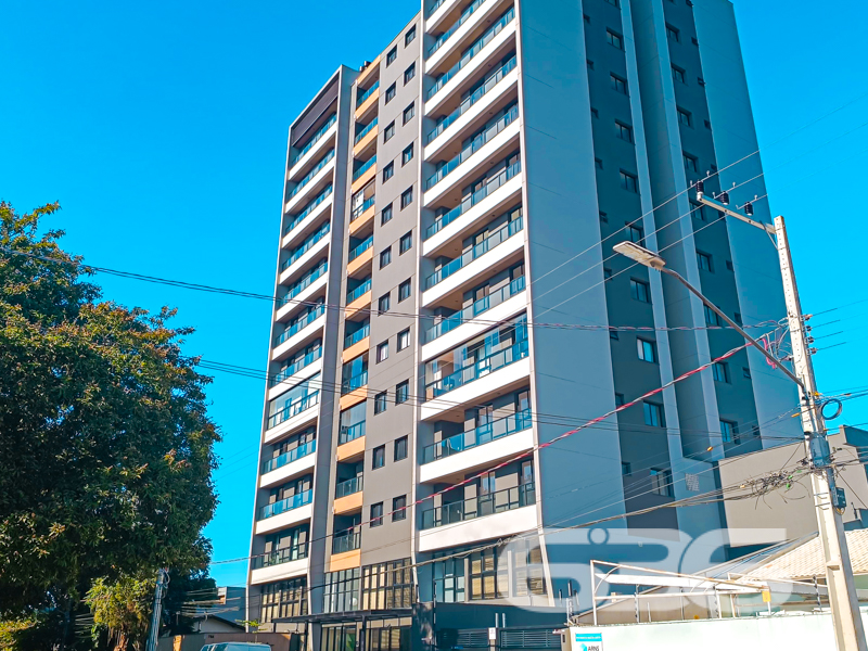 Apartamento alto padrão à venda no Anita Garibaldi em Joinville/SC – Moderno, funcional e com lazer completo!
Apresentamos um apartamento novo, com 113,81 m² privativos, projetado para quem valoriza conforto, estilo e qualidade de vida. Localizado em um dos bairros mais desejados de Joinville, o Anita Garibaldi, esse imóvel combina sofisticação, funcionalidade e uma infraestrutura completa de lazer.
O apartamento conta com uma planta bem distribuída, com ambientes integrados e acabamento impecável. São 2 dormitórios bem planejados, sendo 1 suíte, além de um banheiro social, sala de estar e jantar, cozinha e copa integradas, sacada com churrasqueira e uma decoração que une elegância e aconchego. O projeto de interiores explora tons neutros, revestimentos nobres e iluminação planejada, ideal para quem busca morar bem ou investir com segurança.
Mais que um lar, esse empreendimento é um conceito de bem-estar. Além disso, é 100% pet friendly, com soluções como ducha higiênica na sacada, portinholas e itens opcionais para seu pet.
Agende uma visita com a equipe da 636 Negócios Imobiliários e encante-se com cada detalhe. Aqui, experiência, segurança jurídica e dedicação constroem grandes conquistas.
636 NEGÓCIOS IMOBILIÁRIOS: A SUA MELHOR ESCOLHA
Com mais de 30 anos de experiência, a 636 Negócios Imobiliários é sua parceira ideal para encontrar o imóvel perfeito. Estamos prontos para ajudá-lo a fazer deste imóvel o seu novo lar.
Telefone: (47) 3451-0636
WhatsApp: (47) 99190-0636
Não perca esta oportunidade única. Visite nosso site para mais informações: i636.com.br
