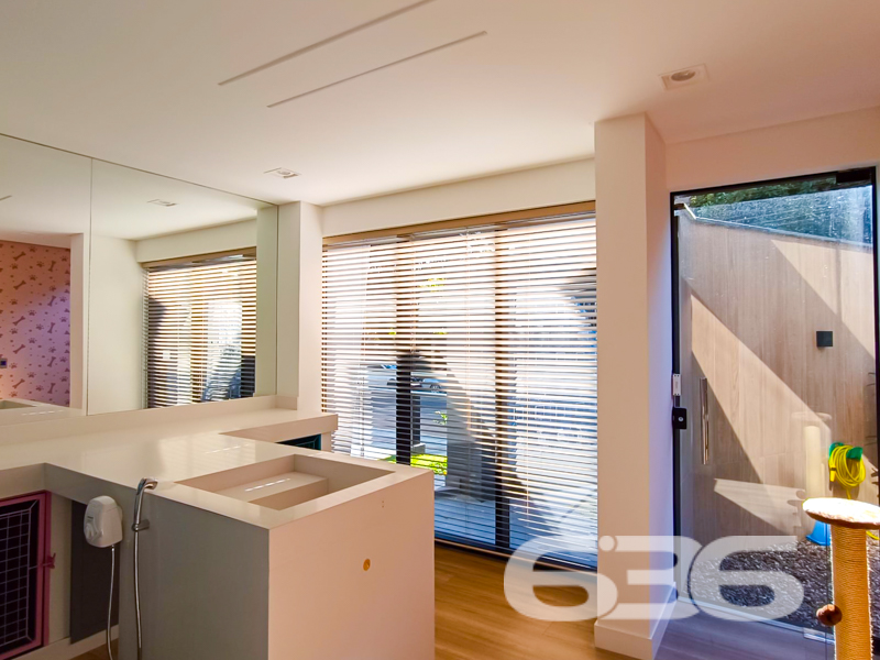 Apartamento alto padrão à venda no Anita Garibaldi em Joinville/SC – Moderno, funcional e com lazer completo!
Apresentamos um apartamento novo, com 113,81 m² privativos, projetado para quem valoriza conforto, estilo e qualidade de vida. Localizado em um dos bairros mais desejados de Joinville, o Anita Garibaldi, esse imóvel combina sofisticação, funcionalidade e uma infraestrutura completa de lazer.
O apartamento conta com uma planta bem distribuída, com ambientes integrados e acabamento impecável. São 2 dormitórios bem planejados, sendo 1 suíte, além de um banheiro social, sala de estar e jantar, cozinha e copa integradas, sacada com churrasqueira e uma decoração que une elegância e aconchego. O projeto de interiores explora tons neutros, revestimentos nobres e iluminação planejada, ideal para quem busca morar bem ou investir com segurança.
Mais que um lar, esse empreendimento é um conceito de bem-estar. Além disso, é 100% pet friendly, com soluções como ducha higiênica na sacada, portinholas e itens opcionais para seu pet.
Agende uma visita com a equipe da 636 Negócios Imobiliários e encante-se com cada detalhe. Aqui, experiência, segurança jurídica e dedicação constroem grandes conquistas.
636 NEGÓCIOS IMOBILIÁRIOS: A SUA MELHOR ESCOLHA
Com mais de 30 anos de experiência, a 636 Negócios Imobiliários é sua parceira ideal para encontrar o imóvel perfeito. Estamos prontos para ajudá-lo a fazer deste imóvel o seu novo lar.
Telefone: (47) 3451-0636
WhatsApp: (47) 99190-0636
Não perca esta oportunidade única. Visite nosso site para mais informações: i636.com.br