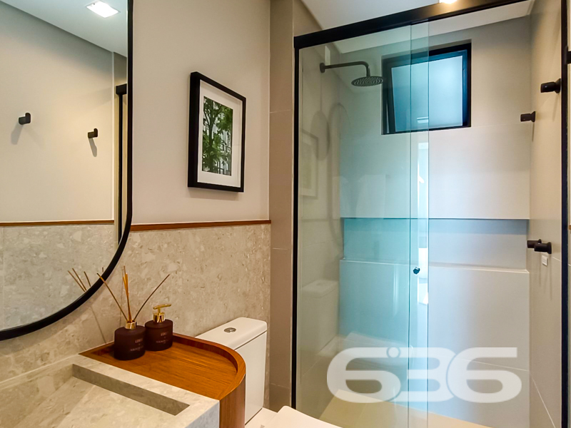 Apartamento alto padrão à venda no Anita Garibaldi em Joinville/SC – Moderno, funcional e com lazer completo!
Apresentamos um apartamento novo, com 113,81 m² privativos, projetado para quem valoriza conforto, estilo e qualidade de vida. Localizado em um dos bairros mais desejados de Joinville, o Anita Garibaldi, esse imóvel combina sofisticação, funcionalidade e uma infraestrutura completa de lazer.
O apartamento conta com uma planta bem distribuída, com ambientes integrados e acabamento impecável. São 2 dormitórios bem planejados, sendo 1 suíte, além de um banheiro social, sala de estar e jantar, cozinha e copa integradas, sacada com churrasqueira e uma decoração que une elegância e aconchego. O projeto de interiores explora tons neutros, revestimentos nobres e iluminação planejada, ideal para quem busca morar bem ou investir com segurança.
Mais que um lar, esse empreendimento é um conceito de bem-estar. Além disso, é 100% pet friendly, com soluções como ducha higiênica na sacada, portinholas e itens opcionais para seu pet.
Agende uma visita com a equipe da 636 Negócios Imobiliários e encante-se com cada detalhe. Aqui, experiência, segurança jurídica e dedicação constroem grandes conquistas.
636 NEGÓCIOS IMOBILIÁRIOS: A SUA MELHOR ESCOLHA
Com mais de 30 anos de experiência, a 636 Negócios Imobiliários é sua parceira ideal para encontrar o imóvel perfeito. Estamos prontos para ajudá-lo a fazer deste imóvel o seu novo lar.
Telefone: (47) 3451-0636
WhatsApp: (47) 99190-0636
Não perca esta oportunidade única. Visite nosso site para mais informações: i636.com.br