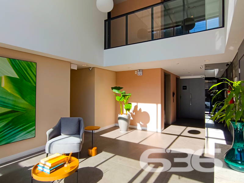Apartamento alto padrão à venda no Anita Garibaldi em Joinville/SC – Moderno, funcional e com lazer completo!
Apresentamos um apartamento novo, com 113,81 m² privativos, projetado para quem valoriza conforto, estilo e qualidade de vida. Localizado em um dos bairros mais desejados de Joinville, o Anita Garibaldi, esse imóvel combina sofisticação, funcionalidade e uma infraestrutura completa de lazer.
O apartamento conta com uma planta bem distribuída, com ambientes integrados e acabamento impecável. São 2 dormitórios bem planejados, sendo 1 suíte, além de um banheiro social, sala de estar e jantar, cozinha e copa integradas, sacada com churrasqueira e uma decoração que une elegância e aconchego. O projeto de interiores explora tons neutros, revestimentos nobres e iluminação planejada, ideal para quem busca morar bem ou investir com segurança.
Mais que um lar, esse empreendimento é um conceito de bem-estar. Além disso, é 100% pet friendly, com soluções como ducha higiênica na sacada, portinholas e itens opcionais para seu pet.
Agende uma visita com a equipe da 636 Negócios Imobiliários e encante-se com cada detalhe. Aqui, experiência, segurança jurídica e dedicação constroem grandes conquistas.
636 NEGÓCIOS IMOBILIÁRIOS: A SUA MELHOR ESCOLHA
Com mais de 30 anos de experiência, a 636 Negócios Imobiliários é sua parceira ideal para encontrar o imóvel perfeito. Estamos prontos para ajudá-lo a fazer deste imóvel o seu novo lar.
Telefone: (47) 3451-0636
WhatsApp: (47) 99190-0636
Não perca esta oportunidade única. Visite nosso site para mais informações: i636.com.br