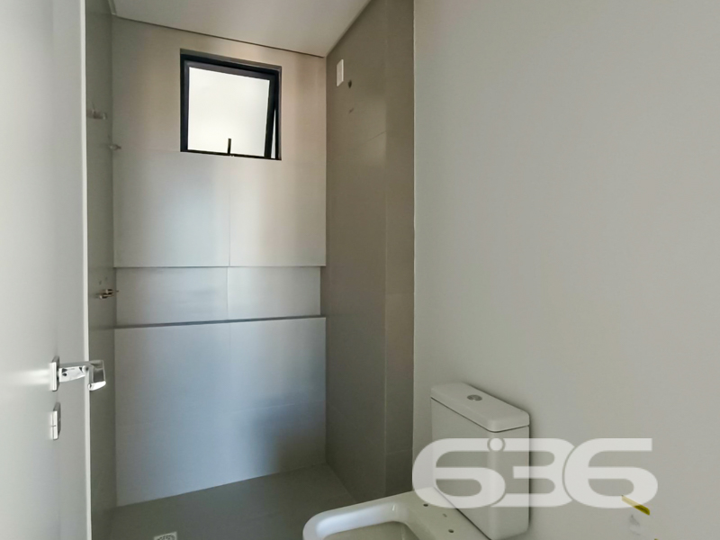 Apartamento alto padrão à venda no Anita Garibaldi em Joinville/SC – Moderno, funcional e com lazer completo!
Apresentamos um apartamento novo, com 113,81 m² privativos, projetado para quem valoriza conforto, estilo e qualidade de vida. Localizado em um dos bairros mais desejados de Joinville, o Anita Garibaldi, esse imóvel combina sofisticação, funcionalidade e uma infraestrutura completa de lazer.
O apartamento conta com uma planta bem distribuída, com ambientes integrados e acabamento impecável. São 2 dormitórios bem planejados, sendo 1 suíte, além de um banheiro social, sala de estar e jantar, cozinha e copa integradas, sacada com churrasqueira e uma decoração que une elegância e aconchego. O projeto de interiores explora tons neutros, revestimentos nobres e iluminação planejada, ideal para quem busca morar bem ou investir com segurança.
Mais que um lar, esse empreendimento é um conceito de bem-estar. Além disso, é 100% pet friendly, com soluções como ducha higiênica na sacada, portinholas e itens opcionais para seu pet.
Agende uma visita com a equipe da 636 Negócios Imobiliários e encante-se com cada detalhe. Aqui, experiência, segurança jurídica e dedicação constroem grandes conquistas.
636 NEGÓCIOS IMOBILIÁRIOS: A SUA MELHOR ESCOLHA
Com mais de 30 anos de experiência, a 636 Negócios Imobiliários é sua parceira ideal para encontrar o imóvel perfeito. Estamos prontos para ajudá-lo a fazer deste imóvel o seu novo lar.
Telefone: (47) 3451-0636
WhatsApp: (47) 99190-0636
Não perca esta oportunidade única. Visite nosso site para mais informações: i636.com.br