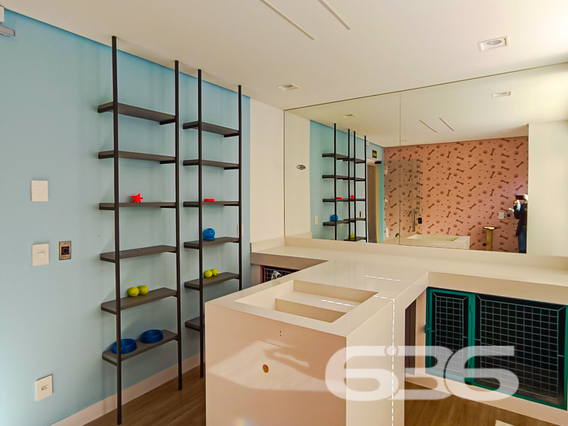 Apartamento alto padrão à venda no Anita Garibaldi em Joinville/SC – Moderno, funcional e com lazer completo!
Apresentamos um apartamento novo, com 113,81 m² privativos, projetado para quem valoriza conforto, estilo e qualidade de vida. Localizado em um dos bairros mais desejados de Joinville, o Anita Garibaldi, esse imóvel combina sofisticação, funcionalidade e uma infraestrutura completa de lazer.
O apartamento conta com uma planta bem distribuída, com ambientes integrados e acabamento impecável. São 2 dormitórios bem planejados, sendo 1 suíte, além de um banheiro social, sala de estar e jantar, cozinha e copa integradas, sacada com churrasqueira e uma decoração que une elegância e aconchego. O projeto de interiores explora tons neutros, revestimentos nobres e iluminação planejada, ideal para quem busca morar bem ou investir com segurança.
Mais que um lar, esse empreendimento é um conceito de bem-estar. Além disso, é 100% pet friendly, com soluções como ducha higiênica na sacada, portinholas e itens opcionais para seu pet.
Agende uma visita com a equipe da 636 Negócios Imobiliários e encante-se com cada detalhe. Aqui, experiência, segurança jurídica e dedicação constroem grandes conquistas.
636 NEGÓCIOS IMOBILIÁRIOS: A SUA MELHOR ESCOLHA
Com mais de 30 anos de experiência, a 636 Negócios Imobiliários é sua parceira ideal para encontrar o imóvel perfeito. Estamos prontos para ajudá-lo a fazer deste imóvel o seu novo lar.
Telefone: (47) 3451-0636
WhatsApp: (47) 99190-0636
Não perca esta oportunidade única. Visite nosso site para mais informações: i636.com.br