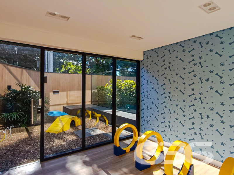 Apartamento alto padrão à venda no Anita Garibaldi em Joinville/SC – Moderno, funcional e com lazer completo!
Apresentamos um apartamento novo, com 113,81 m² privativos, projetado para quem valoriza conforto, estilo e qualidade de vida. Localizado em um dos bairros mais desejados de Joinville, o Anita Garibaldi, esse imóvel combina sofisticação, funcionalidade e uma infraestrutura completa de lazer.
O apartamento conta com uma planta bem distribuída, com ambientes integrados e acabamento impecável. São 2 dormitórios bem planejados, sendo 1 suíte, além de um banheiro social, sala de estar e jantar, cozinha e copa integradas, sacada com churrasqueira e uma decoração que une elegância e aconchego. O projeto de interiores explora tons neutros, revestimentos nobres e iluminação planejada, ideal para quem busca morar bem ou investir com segurança.
Mais que um lar, esse empreendimento é um conceito de bem-estar. Além disso, é 100% pet friendly, com soluções como ducha higiênica na sacada, portinholas e itens opcionais para seu pet.
Agende uma visita com a equipe da 636 Negócios Imobiliários e encante-se com cada detalhe. Aqui, experiência, segurança jurídica e dedicação constroem grandes conquistas.
636 NEGÓCIOS IMOBILIÁRIOS: A SUA MELHOR ESCOLHA
Com mais de 30 anos de experiência, a 636 Negócios Imobiliários é sua parceira ideal para encontrar o imóvel perfeito. Estamos prontos para ajudá-lo a fazer deste imóvel o seu novo lar.
Telefone: (47) 3451-0636
WhatsApp: (47) 99190-0636
Não perca esta oportunidade única. Visite nosso site para mais informações: i636.com.br