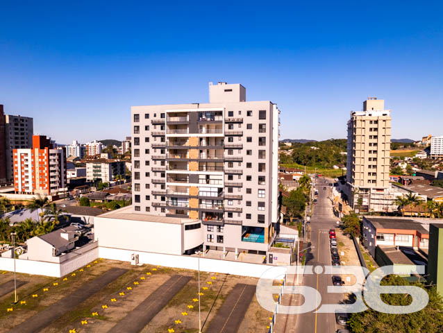 APARTAMENTO DE ALTO PADRÃO À VENDA NO BAIRRO ANITA GARIBALDI – JOINVILLE/SC

Você acaba de encontrar o apartamento ideal para viver com conforto, sofisticação e localização estratégica! Localizado no coração do bairro Anita Garibaldi, em Joinville/SC, este imóvel é a perfeita combinação entre qualidade construtiva, design moderno e uma infraestrutura pensada para seu bem-estar.

São 3 dormitórios, sendo uma suíte principal e duas demi-suítes, além de lavabo e banheiro social, garantindo privacidade e comodidade para toda a família. A sala de estar integrada à sala de jantar e à cozinha em conceito aberto reforça a sensação de amplitude e conforto, enquanto a área de serviço é prática e funcional.

Um dos destaques fica por conta da sacada com churrasqueira privativa e fechamento em vidro, perfeita para momentos de lazer com vista privilegiada da cidade.

No lazer coletivo, o empreendimento oferece uma estrutura que impressiona: piscina com deck em madeira coberta e com excelente incidência solar, salão de festas mobiliado e climatizado, hall de entrada decorado com acabamento contemporâneo e vaga de garagem coberta.

O bairro Anita Garibaldi oferece fácil acesso às principais vias da cidade, além de estar próximo a escolas, hospitais, mercados, academias, farmácias e centros comerciais.

Este não é apenas um apartamento – é um estilo de vida. Se você busca viver com praticidade, segurança e sofisticação, esta é sua oportunidade.

Agende agora sua visita com a 636 Negócios Imobiliários. Mais de 30 anos de história, excelência técnica e comprometimento com cada detalhe da sua conquista.
 
636 NEGÓCIOS IMOBILIÁRIOS: A SUA MELHOR ESCOLHA
Com mais de 30 anos de experiência, a 636 Negócios Imobiliários é sua parceira ideal para encontrar o imóvel perfeito. Estamos prontos para ajudá-lo a fazer deste imóvel o seu novo lar.
 
Telefone: (47) 3451-0636
WhatsApp: (47) 99190-0636
 
Não perca esta oportunidade única. Visite nosso site para mais informações: i636.com.br