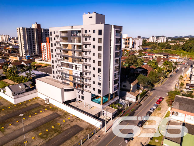 APARTAMENTO DE ALTO PADRÃO À VENDA NO BAIRRO ANITA GARIBALDI – JOINVILLE/SC

Você acaba de encontrar o apartamento ideal para viver com conforto, sofisticação e localização estratégica! Localizado no coração do bairro Anita Garibaldi, em Joinville/SC, este imóvel é a perfeita combinação entre qualidade construtiva, design moderno e uma infraestrutura pensada para seu bem-estar.

São 3 dormitórios, sendo uma suíte principal e duas demi-suítes, além de lavabo e banheiro social, garantindo privacidade e comodidade para toda a família. A sala de estar integrada à sala de jantar e à cozinha em conceito aberto reforça a sensação de amplitude e conforto, enquanto a área de serviço é prática e funcional.

Um dos destaques fica por conta da sacada com churrasqueira privativa e fechamento em vidro, perfeita para momentos de lazer com vista privilegiada da cidade.

No lazer coletivo, o empreendimento oferece uma estrutura que impressiona: piscina com deck em madeira coberta e com excelente incidência solar, salão de festas mobiliado e climatizado, hall de entrada decorado com acabamento contemporâneo e vaga de garagem coberta.

O bairro Anita Garibaldi oferece fácil acesso às principais vias da cidade, além de estar próximo a escolas, hospitais, mercados, academias, farmácias e centros comerciais.

Este não é apenas um apartamento – é um estilo de vida. Se você busca viver com praticidade, segurança e sofisticação, esta é sua oportunidade.

Agende agora sua visita com a 636 Negócios Imobiliários. Mais de 30 anos de história, excelência técnica e comprometimento com cada detalhe da sua conquista.
 
636 NEGÓCIOS IMOBILIÁRIOS: A SUA MELHOR ESCOLHA
Com mais de 30 anos de experiência, a 636 Negócios Imobiliários é sua parceira ideal para encontrar o imóvel perfeito. Estamos prontos para ajudá-lo a fazer deste imóvel o seu novo lar.
 
Telefone: (47) 3451-0636
WhatsApp: (47) 99190-0636
 
Não perca esta oportunidade única. Visite nosso site para mais informações: i636.com.br
