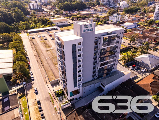 APARTAMENTO DE ALTO PADRÃO À VENDA NO BAIRRO ANITA GARIBALDI – JOINVILLE/SC

Você acaba de encontrar o apartamento ideal para viver com conforto, sofisticação e localização estratégica! Localizado no coração do bairro Anita Garibaldi, em Joinville/SC, este imóvel é a perfeita combinação entre qualidade construtiva, design moderno e uma infraestrutura pensada para seu bem-estar.

São 3 dormitórios, sendo uma suíte principal e duas demi-suítes, além de lavabo e banheiro social, garantindo privacidade e comodidade para toda a família. A sala de estar integrada à sala de jantar e à cozinha em conceito aberto reforça a sensação de amplitude e conforto, enquanto a área de serviço é prática e funcional.

Um dos destaques fica por conta da sacada com churrasqueira privativa e fechamento em vidro, perfeita para momentos de lazer com vista privilegiada da cidade.

No lazer coletivo, o empreendimento oferece uma estrutura que impressiona: piscina com deck em madeira coberta e com excelente incidência solar, salão de festas mobiliado e climatizado, hall de entrada decorado com acabamento contemporâneo e vaga de garagem coberta.

O bairro Anita Garibaldi oferece fácil acesso às principais vias da cidade, além de estar próximo a escolas, hospitais, mercados, academias, farmácias e centros comerciais.

Este não é apenas um apartamento – é um estilo de vida. Se você busca viver com praticidade, segurança e sofisticação, esta é sua oportunidade.

Agende agora sua visita com a 636 Negócios Imobiliários. Mais de 30 anos de história, excelência técnica e comprometimento com cada detalhe da sua conquista.
 
636 NEGÓCIOS IMOBILIÁRIOS: A SUA MELHOR ESCOLHA
Com mais de 30 anos de experiência, a 636 Negócios Imobiliários é sua parceira ideal para encontrar o imóvel perfeito. Estamos prontos para ajudá-lo a fazer deste imóvel o seu novo lar.
 
Telefone: (47) 3451-0636
WhatsApp: (47) 99190-0636
 
Não perca esta oportunidade única. Visite nosso site para mais informações: i636.com.br