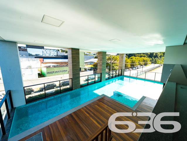 APARTAMENTO DE ALTO PADRÃO À VENDA NO BAIRRO ANITA GARIBALDI – JOINVILLE/SC

Você acaba de encontrar o apartamento ideal para viver com conforto, sofisticação e localização estratégica! Localizado no coração do bairro Anita Garibaldi, em Joinville/SC, este imóvel é a perfeita combinação entre qualidade construtiva, design moderno e uma infraestrutura pensada para seu bem-estar.

São 3 dormitórios, sendo uma suíte principal e duas demi-suítes, além de lavabo e banheiro social, garantindo privacidade e comodidade para toda a família. A sala de estar integrada à sala de jantar e à cozinha em conceito aberto reforça a sensação de amplitude e conforto, enquanto a área de serviço é prática e funcional.

Um dos destaques fica por conta da sacada com churrasqueira privativa e fechamento em vidro, perfeita para momentos de lazer com vista privilegiada da cidade.

No lazer coletivo, o empreendimento oferece uma estrutura que impressiona: piscina com deck em madeira coberta e com excelente incidência solar, salão de festas mobiliado e climatizado, hall de entrada decorado com acabamento contemporâneo e vaga de garagem coberta.

O bairro Anita Garibaldi oferece fácil acesso às principais vias da cidade, além de estar próximo a escolas, hospitais, mercados, academias, farmácias e centros comerciais.

Este não é apenas um apartamento – é um estilo de vida. Se você busca viver com praticidade, segurança e sofisticação, esta é sua oportunidade.

Agende agora sua visita com a 636 Negócios Imobiliários. Mais de 30 anos de história, excelência técnica e comprometimento com cada detalhe da sua conquista.
 
636 NEGÓCIOS IMOBILIÁRIOS: A SUA MELHOR ESCOLHA
Com mais de 30 anos de experiência, a 636 Negócios Imobiliários é sua parceira ideal para encontrar o imóvel perfeito. Estamos prontos para ajudá-lo a fazer deste imóvel o seu novo lar.
 
Telefone: (47) 3451-0636
WhatsApp: (47) 99190-0636
 
Não perca esta oportunidade única. Visite nosso site para mais informações: i636.com.br