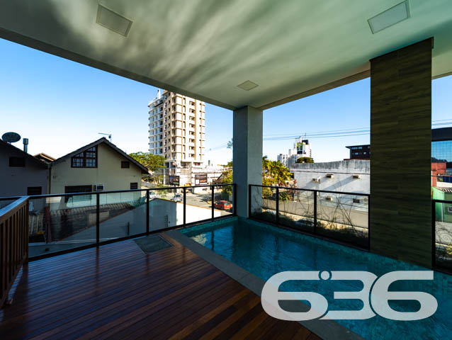 APARTAMENTO DE ALTO PADRÃO À VENDA NO BAIRRO ANITA GARIBALDI – JOINVILLE/SC

Você acaba de encontrar o apartamento ideal para viver com conforto, sofisticação e localização estratégica! Localizado no coração do bairro Anita Garibaldi, em Joinville/SC, este imóvel é a perfeita combinação entre qualidade construtiva, design moderno e uma infraestrutura pensada para seu bem-estar.

São 3 dormitórios, sendo uma suíte principal e duas demi-suítes, além de lavabo e banheiro social, garantindo privacidade e comodidade para toda a família. A sala de estar integrada à sala de jantar e à cozinha em conceito aberto reforça a sensação de amplitude e conforto, enquanto a área de serviço é prática e funcional.

Um dos destaques fica por conta da sacada com churrasqueira privativa e fechamento em vidro, perfeita para momentos de lazer com vista privilegiada da cidade.

No lazer coletivo, o empreendimento oferece uma estrutura que impressiona: piscina com deck em madeira coberta e com excelente incidência solar, salão de festas mobiliado e climatizado, hall de entrada decorado com acabamento contemporâneo e vaga de garagem coberta.

O bairro Anita Garibaldi oferece fácil acesso às principais vias da cidade, além de estar próximo a escolas, hospitais, mercados, academias, farmácias e centros comerciais.

Este não é apenas um apartamento – é um estilo de vida. Se você busca viver com praticidade, segurança e sofisticação, esta é sua oportunidade.

Agende agora sua visita com a 636 Negócios Imobiliários. Mais de 30 anos de história, excelência técnica e comprometimento com cada detalhe da sua conquista.
 
636 NEGÓCIOS IMOBILIÁRIOS: A SUA MELHOR ESCOLHA
Com mais de 30 anos de experiência, a 636 Negócios Imobiliários é sua parceira ideal para encontrar o imóvel perfeito. Estamos prontos para ajudá-lo a fazer deste imóvel o seu novo lar.
 
Telefone: (47) 3451-0636
WhatsApp: (47) 99190-0636
 
Não perca esta oportunidade única. Visite nosso site para mais informações: i636.com.br