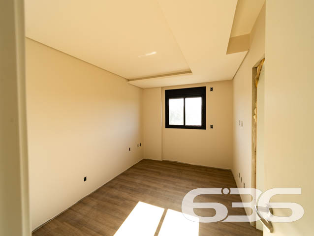APARTAMENTO DE ALTO PADRÃO À VENDA NO BAIRRO ANITA GARIBALDI – JOINVILLE/SC

Você acaba de encontrar o apartamento ideal para viver com conforto, sofisticação e localização estratégica! Localizado no coração do bairro Anita Garibaldi, em Joinville/SC, este imóvel é a perfeita combinação entre qualidade construtiva, design moderno e uma infraestrutura pensada para seu bem-estar.

São 3 dormitórios, sendo uma suíte principal e duas demi-suítes, além de lavabo e banheiro social, garantindo privacidade e comodidade para toda a família. A sala de estar integrada à sala de jantar e à cozinha em conceito aberto reforça a sensação de amplitude e conforto, enquanto a área de serviço é prática e funcional.

Um dos destaques fica por conta da sacada com churrasqueira privativa e fechamento em vidro, perfeita para momentos de lazer com vista privilegiada da cidade.

No lazer coletivo, o empreendimento oferece uma estrutura que impressiona: piscina com deck em madeira coberta e com excelente incidência solar, salão de festas mobiliado e climatizado, hall de entrada decorado com acabamento contemporâneo e vaga de garagem coberta.

O bairro Anita Garibaldi oferece fácil acesso às principais vias da cidade, além de estar próximo a escolas, hospitais, mercados, academias, farmácias e centros comerciais.

Este não é apenas um apartamento – é um estilo de vida. Se você busca viver com praticidade, segurança e sofisticação, esta é sua oportunidade.

Agende agora sua visita com a 636 Negócios Imobiliários. Mais de 30 anos de história, excelência técnica e comprometimento com cada detalhe da sua conquista.
 
636 NEGÓCIOS IMOBILIÁRIOS: A SUA MELHOR ESCOLHA
Com mais de 30 anos de experiência, a 636 Negócios Imobiliários é sua parceira ideal para encontrar o imóvel perfeito. Estamos prontos para ajudá-lo a fazer deste imóvel o seu novo lar.
 
Telefone: (47) 3451-0636
WhatsApp: (47) 99190-0636
 
Não perca esta oportunidade única. Visite nosso site para mais informações: i636.com.br