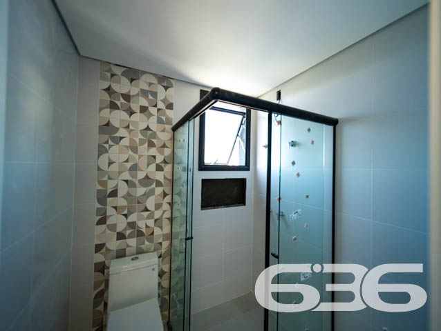 APARTAMENTO DE ALTO PADRÃO À VENDA NO BAIRRO ANITA GARIBALDI – JOINVILLE/SC

Você acaba de encontrar o apartamento ideal para viver com conforto, sofisticação e localização estratégica! Localizado no coração do bairro Anita Garibaldi, em Joinville/SC, este imóvel é a perfeita combinação entre qualidade construtiva, design moderno e uma infraestrutura pensada para seu bem-estar.

São 3 dormitórios, sendo uma suíte principal e duas demi-suítes, além de lavabo e banheiro social, garantindo privacidade e comodidade para toda a família. A sala de estar integrada à sala de jantar e à cozinha em conceito aberto reforça a sensação de amplitude e conforto, enquanto a área de serviço é prática e funcional.

Um dos destaques fica por conta da sacada com churrasqueira privativa e fechamento em vidro, perfeita para momentos de lazer com vista privilegiada da cidade.

No lazer coletivo, o empreendimento oferece uma estrutura que impressiona: piscina com deck em madeira coberta e com excelente incidência solar, salão de festas mobiliado e climatizado, hall de entrada decorado com acabamento contemporâneo e vaga de garagem coberta.

O bairro Anita Garibaldi oferece fácil acesso às principais vias da cidade, além de estar próximo a escolas, hospitais, mercados, academias, farmácias e centros comerciais.

Este não é apenas um apartamento – é um estilo de vida. Se você busca viver com praticidade, segurança e sofisticação, esta é sua oportunidade.

Agende agora sua visita com a 636 Negócios Imobiliários. Mais de 30 anos de história, excelência técnica e comprometimento com cada detalhe da sua conquista.
 
636 NEGÓCIOS IMOBILIÁRIOS: A SUA MELHOR ESCOLHA
Com mais de 30 anos de experiência, a 636 Negócios Imobiliários é sua parceira ideal para encontrar o imóvel perfeito. Estamos prontos para ajudá-lo a fazer deste imóvel o seu novo lar.
 
Telefone: (47) 3451-0636
WhatsApp: (47) 99190-0636
 
Não perca esta oportunidade única. Visite nosso site para mais informações: i636.com.br