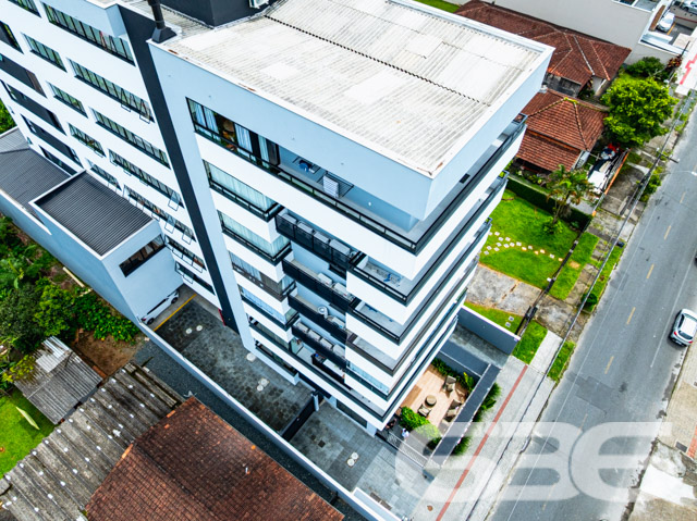 MAGNÍFICO APARTAMENTO COM SUÍTE + QUARTO NO BAIRRO SAGUAÇU
Este será um belo e amplo apartamento situado em excelente localização para se viver!
Sua composição contará com cômodos muito bem distribuídos e arejados, sendo uma maravilhosa suíte + um dormitório super confortável, sala de estar, cozinha e banheiro social.
São aproximadamente 109m² de área total, totalmente averbada, de um apartamento situado em um magnífico edifício, com hall social, elevador e demais comodidades. Seus detalhes modernos e acabamentos impecáveis trarão uma atmosfera exuberante no ambiente.
O local ainda possuirá espaço fitness, lounge e um incrível salão de festas com churrasqueira para seu tempo de lazer ser ainda mais especial.
Contará com 1 vaga de garagem coberta, portão eletrônico e interfone para sua maior segurança e bem-estar.
Com localização privilegiada próxima ao centro e à região norte de Joinville. Quem mora no bairro Saguaçu tem, pertinho de casa, tudo o que precisa para tornar sua vida mais fácil, como: supermercado, farmácia, restaurantes, escolas, agência bancária e qualquer outro serviço que você possa imaginar.
Aproveite essa grande oportunidade! Venha viver histórias incríveis aqui!
Esperamos por você!
Previsão de entrega: 04/2024.
Fale conosco:
Telefone: (47) 3451-0636
WhatsApp: (47) 99190-0636
Imobiliária 636.