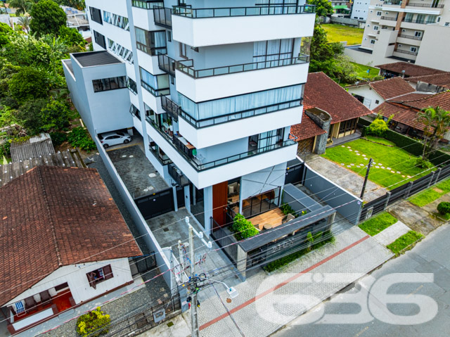 MAGNÍFICO APARTAMENTO COM SUÍTE + QUARTO NO BAIRRO SAGUAÇU
Este será um belo e amplo apartamento situado em excelente localização para se viver!
Sua composição contará com cômodos muito bem distribuídos e arejados, sendo uma maravilhosa suíte + um dormitório super confortável, sala de estar, cozinha e banheiro social.
São aproximadamente 109m² de área total, totalmente averbada, de um apartamento situado em um magnífico edifício, com hall social, elevador e demais comodidades. Seus detalhes modernos e acabamentos impecáveis trarão uma atmosfera exuberante no ambiente.
O local ainda possuirá espaço fitness, lounge e um incrível salão de festas com churrasqueira para seu tempo de lazer ser ainda mais especial.
Contará com 1 vaga de garagem coberta, portão eletrônico e interfone para sua maior segurança e bem-estar.
Com localização privilegiada próxima ao centro e à região norte de Joinville. Quem mora no bairro Saguaçu tem, pertinho de casa, tudo o que precisa para tornar sua vida mais fácil, como: supermercado, farmácia, restaurantes, escolas, agência bancária e qualquer outro serviço que você possa imaginar.
Aproveite essa grande oportunidade! Venha viver histórias incríveis aqui!
Esperamos por você!
Previsão de entrega: 04/2024.
Fale conosco:
Telefone: (47) 3451-0636
WhatsApp: (47) 99190-0636
Imobiliária 636.