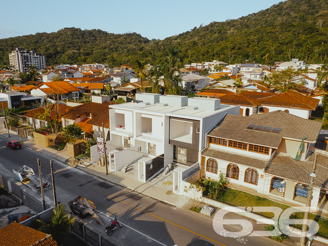 IMÓVEL DE ALTO PADRÃO COM SUÍTE + 2 QUARTOS NO BAIRRO SAGUAÇU
Você tem o desejo de morar em um imóvel deslumbrante e em localização privilegiada? Então essa é a sua grande oportunidade!
Cada detalhe desse sobrado foi feito para seu total conforto e bem-estar, com cômodos amplos e arejados trazendo mais qualidade de vida para você e sua família. Sua composição dispõe de uma maravilhosa suíte, 2 quartos super aconchegantes, 2 banheiros sociais e outros espaços para você utilizar como quiser.
Possui 7m² de área nos fundos para você desfrutar de bons momentos de lazer, utilizando-se da churrasqueira integrada que o geminado oferece. Além disso, conta com piso de porcelanato, portas laqueadas, esquadrias suprema, rebaixo em gesso e infraestrutura para ar condicionado.
São 2 vagas de garagem e um portão eletrônico para sua maior comodidade e segurança.
Sua área construída é de 128m², totalmente averbada, situada no bairro Saguaçu - próximo ao centro e à região norte de Joinville - bem perto de comércios e estabelecimentos essenciais para o dia a dia, como: escolas, mercados, postos de saúde, hospitais, farmácias, panificadoras e outros serviços da região.
É impossível descrever todos os deslumbrantes detalhes desse ótimo imóvel. Então venha conhecer pessoalmente e se apaixonar!
Fale conosco:
Telefone: (47) 3451-0636
WhatsApp: (47) 99190-0636
Imobiliária 636.