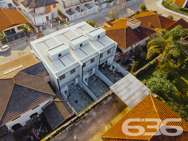 IMÓVEL DE ALTO PADRÃO COM SUÍTE + 2 QUARTOS NO BAIRRO SAGUAÇU
Você tem o desejo de morar em um imóvel deslumbrante e em localização privilegiada? Então essa é a sua grande oportunidade!
Cada detalhe desse sobrado foi feito para seu total conforto e bem-estar, com cômodos amplos e arejados trazendo mais qualidade de vida para você e sua família. Sua composição dispõe de uma maravilhosa suíte, 2 quartos super aconchegantes, 2 banheiros sociais e outros espaços para você utilizar como quiser.
Possui 7m² de área nos fundos para você desfrutar de bons momentos de lazer, utilizando-se da churrasqueira integrada que o geminado oferece. Além disso, conta com piso de porcelanato, portas laqueadas, esquadrias suprema, rebaixo em gesso e infraestrutura para ar condicionado.
São 2 vagas de garagem e um portão eletrônico para sua maior comodidade e segurança.
Sua área construída é de 128m², totalmente averbada, situada no bairro Saguaçu - próximo ao centro e à região norte de Joinville - bem perto de comércios e estabelecimentos essenciais para o dia a dia, como: escolas, mercados, postos de saúde, hospitais, farmácias, panificadoras e outros serviços da região.
É impossível descrever todos os deslumbrantes detalhes desse ótimo imóvel. Então venha conhecer pessoalmente e se apaixonar!
Fale conosco:
Telefone: (47) 3451-0636
WhatsApp: (47) 99190-0636
Imobiliária 636.