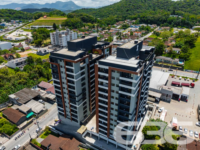 SEU NOVO LAR! APARTAMENTO COM SUÍTE + QUARTO NO BAIRRO ANITA GARIBALDI - ESTUDA PERMUTA

Este é um belíssimo imóvel com 63,32m² privativos, tendo em sua composição 2 dormitórios confortáveis (sendo uma suíte), sala de estar e sala de jantar, copa e cozinha conjugada, banheiro social e uma ótima sacada com churrasqueira - para aproveitar bons momentos ao lado de pessoas especiais. 

E para melhorar seus momentos de lazer e descontração, o residencial ainda possui espaço zen, espaço fitness, piscina, brinquedoteca e playground para as crianças, gazebo, pergolado, praça, pista de caminhada, quiosque com churrasqueira, salão de festas com espaço gourmet e salão de jogos para aproveitar com a galera!

Situado em um dos melhores bairros da cidade, onde você encontra tudo o que mais deseja a poucos passos do seu lar. 

Conta com uma vaga de garagem coberta.

Não perca tempo! Viva a vida que você merece.

Previsão de entrega: 10/2024.

Fale conosco e saiba mais:
Telefone: (47) 3451-0636
WhatsApp: (47) 99190-0636

Imobiliária 636. 
