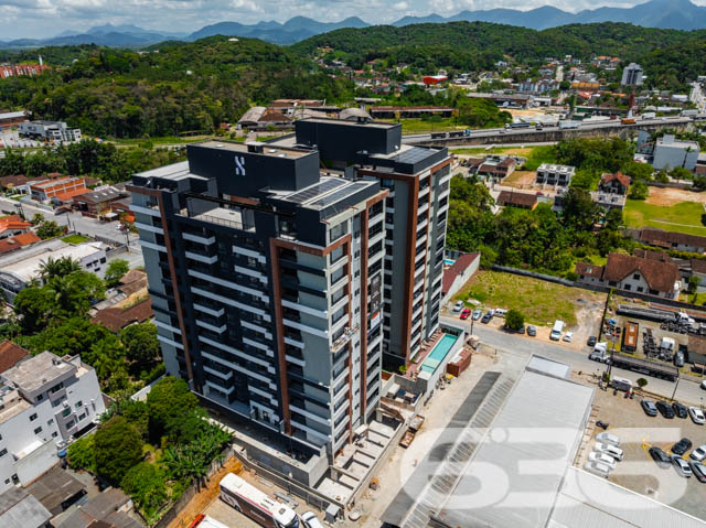 SEU NOVO LAR! APARTAMENTO COM SUÍTE + QUARTO NO BAIRRO ANITA GARIBALDI - ESTUDA PERMUTA

Este é um belíssimo imóvel com 63,32m² privativos, tendo em sua composição 2 dormitórios confortáveis (sendo uma suíte), sala de estar e sala de jantar, copa e cozinha conjugada, banheiro social e uma ótima sacada com churrasqueira - para aproveitar bons momentos ao lado de pessoas especiais. 

E para melhorar seus momentos de lazer e descontração, o residencial ainda possui espaço zen, espaço fitness, piscina, brinquedoteca e playground para as crianças, gazebo, pergolado, praça, pista de caminhada, quiosque com churrasqueira, salão de festas com espaço gourmet e salão de jogos para aproveitar com a galera!

Situado em um dos melhores bairros da cidade, onde você encontra tudo o que mais deseja a poucos passos do seu lar. 

Conta com uma vaga de garagem coberta.

Não perca tempo! Viva a vida que você merece.

Previsão de entrega: 10/2024.

Fale conosco e saiba mais:
Telefone: (47) 3451-0636
WhatsApp: (47) 99190-0636

Imobiliária 636. 