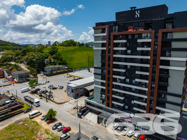 SEU NOVO LAR! APARTAMENTO COM SUÍTE + QUARTO NO BAIRRO ANITA GARIBALDI - ESTUDA PERMUTA

Este é um belíssimo imóvel com 63,32m² privativos, tendo em sua composição 2 dormitórios confortáveis (sendo uma suíte), sala de estar e sala de jantar, copa e cozinha conjugada, banheiro social e uma ótima sacada com churrasqueira - para aproveitar bons momentos ao lado de pessoas especiais. 

E para melhorar seus momentos de lazer e descontração, o residencial ainda possui espaço zen, espaço fitness, piscina, brinquedoteca e playground para as crianças, gazebo, pergolado, praça, pista de caminhada, quiosque com churrasqueira, salão de festas com espaço gourmet e salão de jogos para aproveitar com a galera!

Situado em um dos melhores bairros da cidade, onde você encontra tudo o que mais deseja a poucos passos do seu lar. 

Conta com uma vaga de garagem coberta.

Não perca tempo! Viva a vida que você merece.

Previsão de entrega: 10/2024.

Fale conosco e saiba mais:
Telefone: (47) 3451-0636
WhatsApp: (47) 99190-0636

Imobiliária 636. 