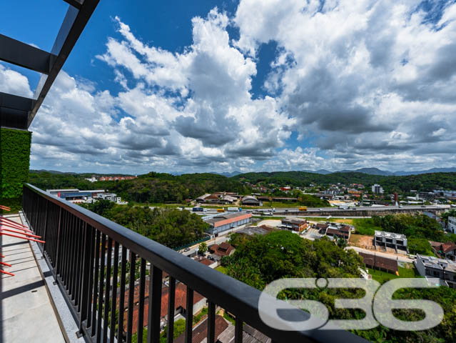 SEU NOVO LAR! APARTAMENTO COM SUÍTE + QUARTO NO BAIRRO ANITA GARIBALDI - ESTUDA PERMUTA

Este é um belíssimo imóvel com 63,32m² privativos, tendo em sua composição 2 dormitórios confortáveis (sendo uma suíte), sala de estar e sala de jantar, copa e cozinha conjugada, banheiro social e uma ótima sacada com churrasqueira - para aproveitar bons momentos ao lado de pessoas especiais. 

E para melhorar seus momentos de lazer e descontração, o residencial ainda possui espaço zen, espaço fitness, piscina, brinquedoteca e playground para as crianças, gazebo, pergolado, praça, pista de caminhada, quiosque com churrasqueira, salão de festas com espaço gourmet e salão de jogos para aproveitar com a galera!

Situado em um dos melhores bairros da cidade, onde você encontra tudo o que mais deseja a poucos passos do seu lar. 

Conta com uma vaga de garagem coberta.

Não perca tempo! Viva a vida que você merece.

Previsão de entrega: 10/2024.

Fale conosco e saiba mais:
Telefone: (47) 3451-0636
WhatsApp: (47) 99190-0636

Imobiliária 636. 