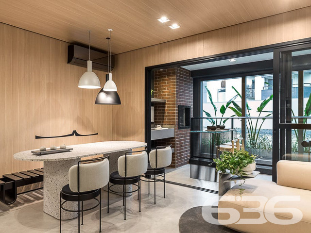 VENDE-SE APARTAMENTO DE ALTO PADRÃO NO BAIRRO GLÓRIA COM SUÍTE MASTER + 2 DORMITÓRIOS - ESTUDA PERMUTA

Descubra o privilégio de viver em um apartamento de altíssimo padrão no bairro Glória, com uma área privativa de 107,27m².

Com 3 dormitórios, incluindo uma suíte master, 2 banheiros, sala de estar e jantar integradas, cozinha planejada, lavabo, área de serviço e sacada, cada detalhe foi pensado para proporcionar conforto e elegância.

Você já imaginou estar conectado todos os dias com as experiências de um hotel boutique? Esse empreendimento foi pensado para despertar essa sensação em seus moradores. A amplitude do lobby e o design do mobiliário traduzem o conforto e o bem-estar dos halls de grandes hotéis. Através da arquitetura contemporânea, vida urbana e natureza se misturam, transcendendo experiências.

Conecte seu estilo a esse novo jeito de morar! Este é um deslumbrante imóvel que reúne todas as comodidades que você e sua família merecem, como: piscinas, playground para as crianças, salão de festas, espaço fitness e outras muitas opções de lazer.

Os espaços são criados para ressignificar a forma como as pessoas se relacionam com a casa, fazendo com que o morar possa ser uma experiência relevante e inspiradora.

O apartamento está localizado ao lado da rua Otto Boehm, a região mais valorizada da cidade. Ao redor do empreendimento você encontra tudo o que precisa: escolas, supermercados, cafeterias e os melhores restaurantes da cidade. E o mais importante: uma vizinhança agradável e segura. Sem contar a vista, que fica de frente para uma área de preservação. Assim, quem morar aqui terá um skyline permanente. 

Este imóvel, diretamente do permutante, oferece a melhor planta e o melhor preço do mercado, com a possibilidade de aceitar até 50% em permuta. 

Com mais de 30 anos de experiência no mercado imobiliário, a 636 Negócios Imobiliários é especialista em transformar sonhos em realidade. Oferecemos suporte completo para que você encontre o imóvel ideal. Entre em contato pelo telefone (47) 3451-0636 ou WhatsApp (47) 99190-0636 e agende uma visita.

Este e outros milhares de imóveis no site: i636.com.br