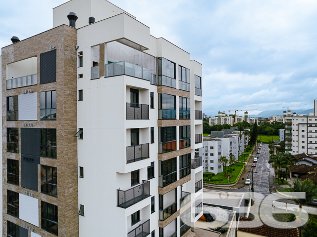 APARTAMENTO COM SUÍTE + 2 QUARTOS NO BAIRRO SANTO ANTÔNIO

Adquirir um imóvel como esse é adquirir qualidade de vida. 

São 86m² privativos com cômodos amplos, modernos, com boa iluminação e que prezam pelo seu bem-estar. Sua composição dispõe de uma belíssima suíte + 2 quartos super confortáveis, sala de estar e sala de jantar integradas, copa e cozinha conjugada, banheiro social e uma excelente sacada com churrasqueira - para desfrutar de bons momentos ao lado de pessoas especiais. 

Conta com uma vaga de garagem coberta.

O residencial ainda oferece aos seus moradores elevador de serviço e social, energia solar e salão de festas com espaço gourmet. 

Está situado em ótima localização no bairro Santo Antônio, próximo de escolas, terminal de ônibus, mercados, shopping, universidades, lojas e demais comércios e estabelecimentos da região.

Tenha tudo o que você sonhou! Não perca tempo.

Previsão de entrega: 12/2024.

Fale conosco e saiba mais:
Telefone: (47) 3451-0636
WhatsApp: (47) 99190-0636

Imobiliária 636. 