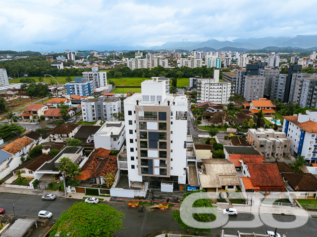 APARTAMENTO COM SUÍTE + 2 QUARTOS NO BAIRRO SANTO ANTÔNIO

Adquirir um imóvel como esse é adquirir qualidade de vida. 

São 86m² privativos com cômodos amplos, modernos, com boa iluminação e que prezam pelo seu bem-estar. Sua composição dispõe de uma belíssima suíte + 2 quartos super confortáveis, sala de estar e sala de jantar integradas, copa e cozinha conjugada, banheiro social e uma excelente sacada com churrasqueira - para desfrutar de bons momentos ao lado de pessoas especiais. 

Conta com uma vaga de garagem coberta.

O residencial ainda oferece aos seus moradores elevador de serviço e social, energia solar e salão de festas com espaço gourmet. 

Está situado em ótima localização no bairro Santo Antônio, próximo de escolas, terminal de ônibus, mercados, shopping, universidades, lojas e demais comércios e estabelecimentos da região.

Tenha tudo o que você sonhou! Não perca tempo.

Previsão de entrega: 12/2024.

Fale conosco e saiba mais:
Telefone: (47) 3451-0636
WhatsApp: (47) 99190-0636

Imobiliária 636. 